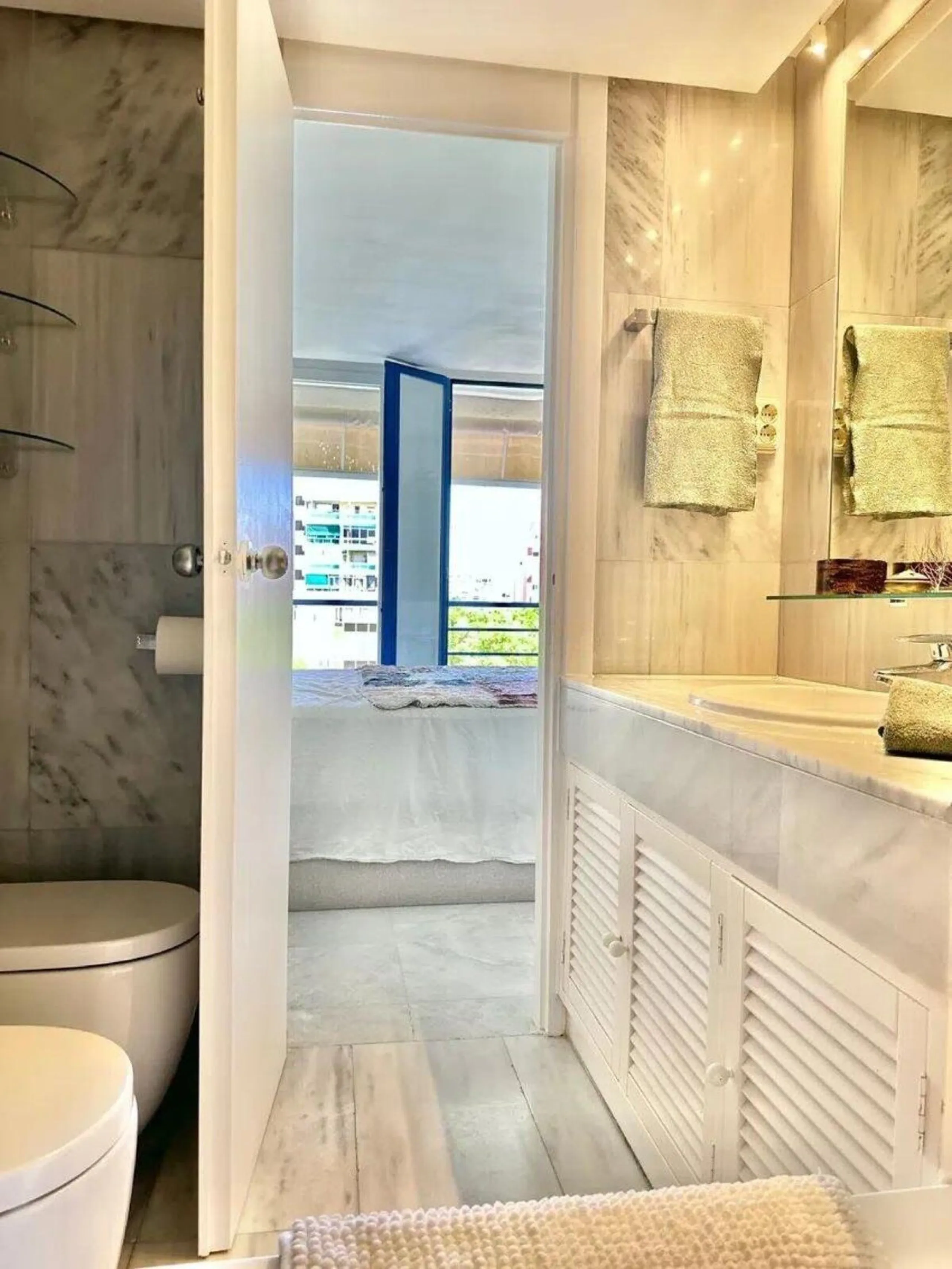 Nice and cozy duplex in one of the best locations in Marbella, in a coveted complex on second line beach.