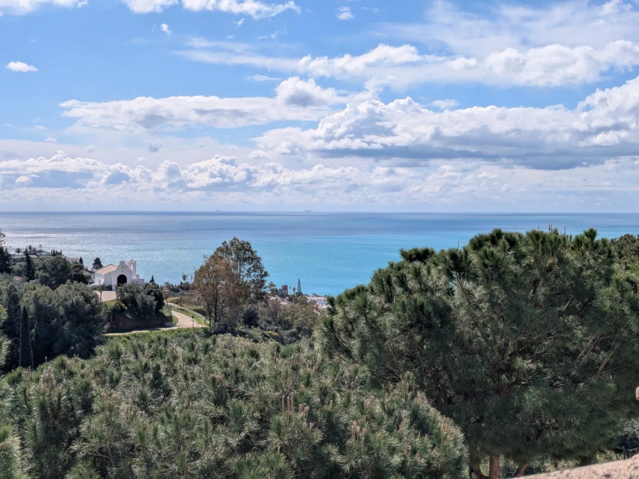 Discover this spectacular minimalist-style villa (built in 2019), located in one of the most privileged and tranquil areas of Benalmádena, surrounded by nature and with breathtaking sea views from its three terraces.