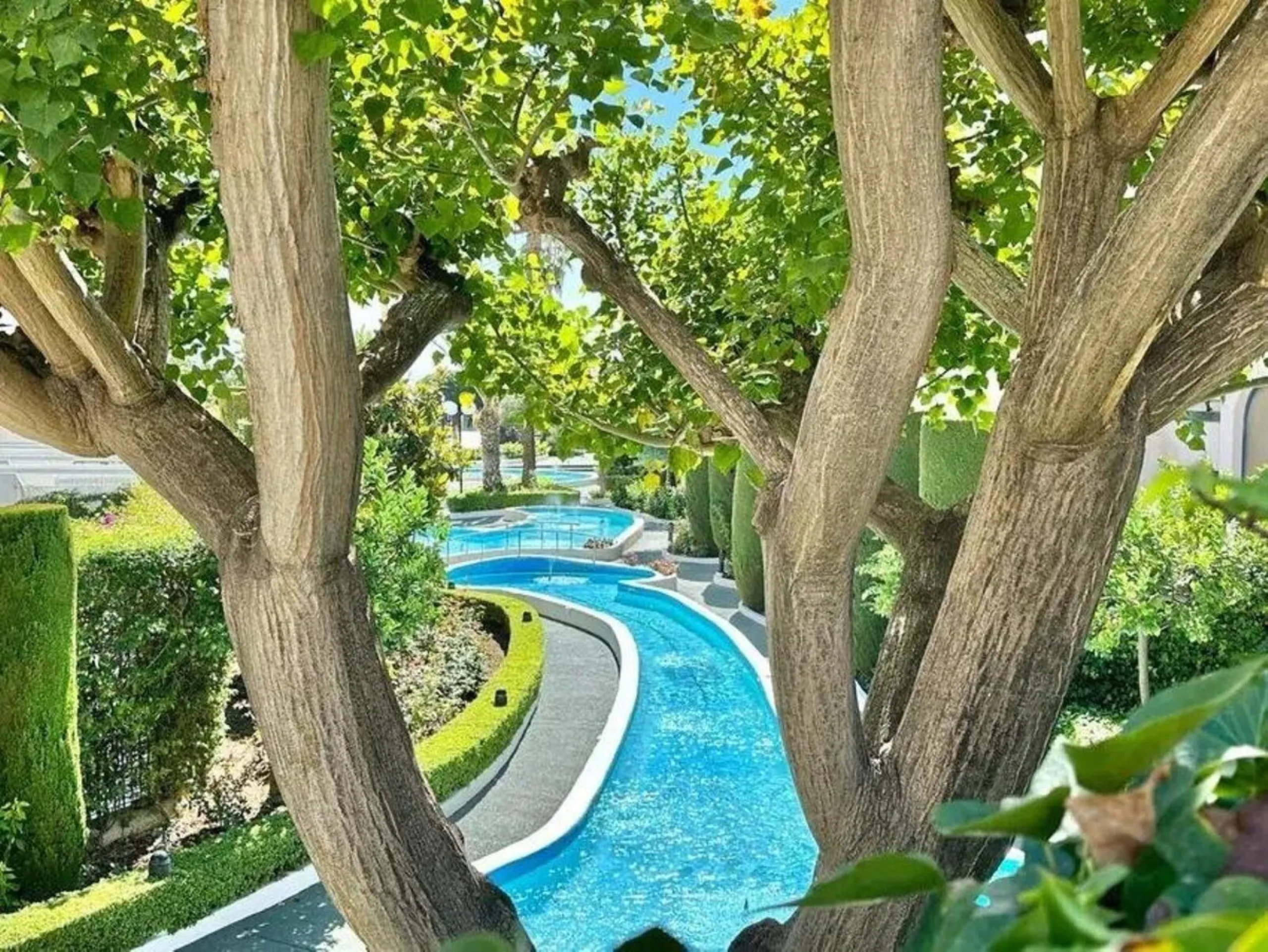 Nice and cozy duplex in one of the best locations in Marbella, in a coveted complex on second line beach.