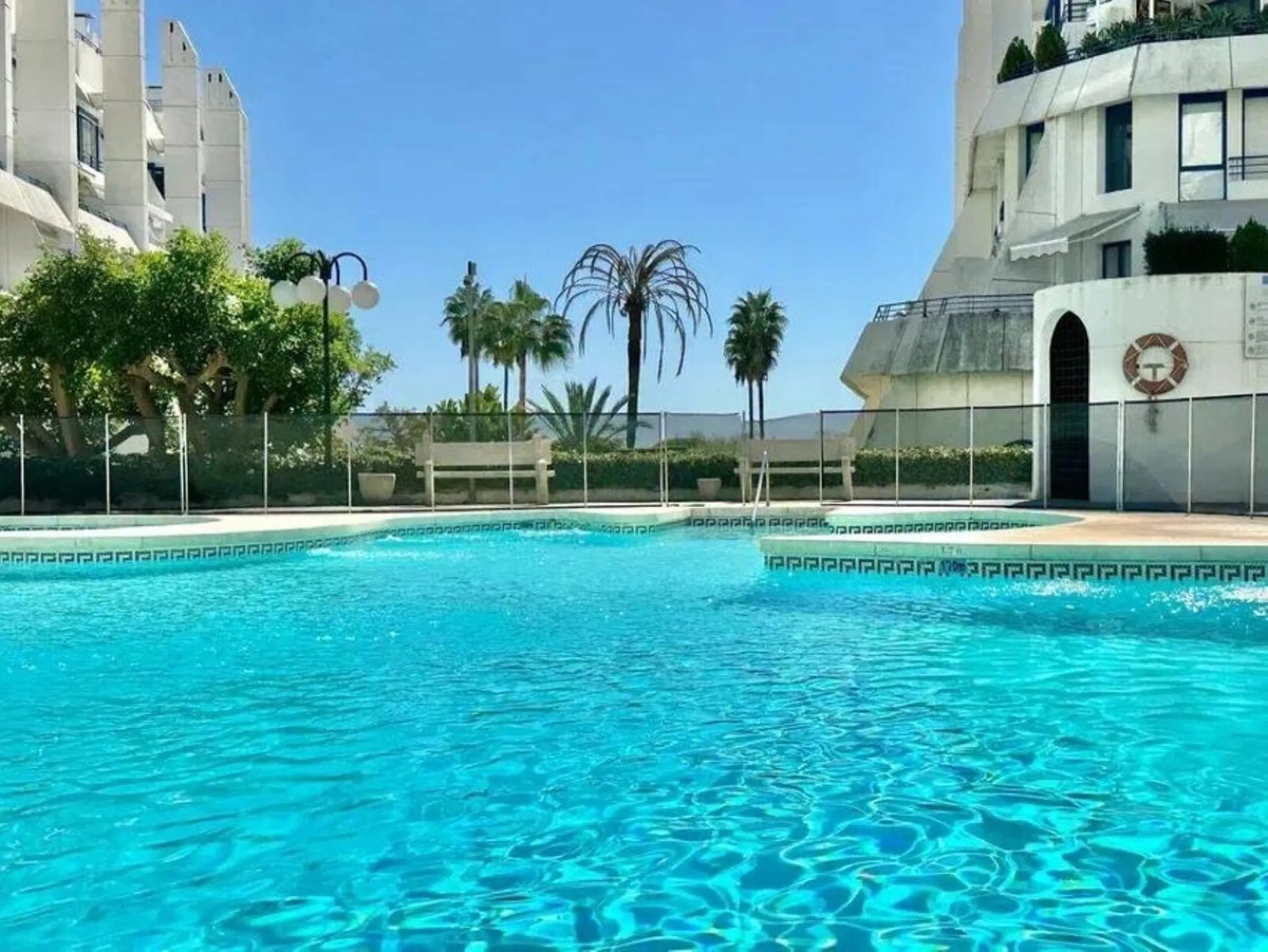 Nice and cozy duplex in one of the best locations in Marbella, in a coveted complex on second line beach.