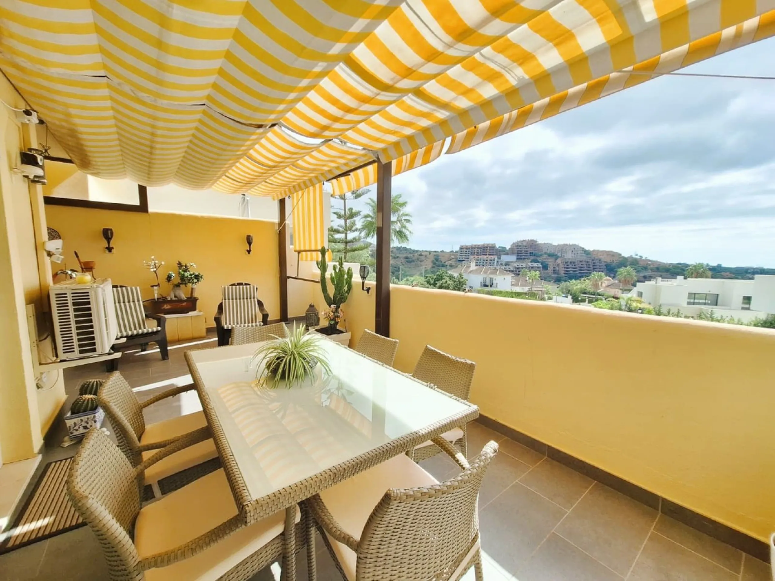 Beautiful property for sale in perfect condition in the Elviria area, close to the golf course and less than a 5-minute drive to the beach! Quiet, very residential urbanisation, ideal for permanent  residence. Duplex , is on the ground level but with high