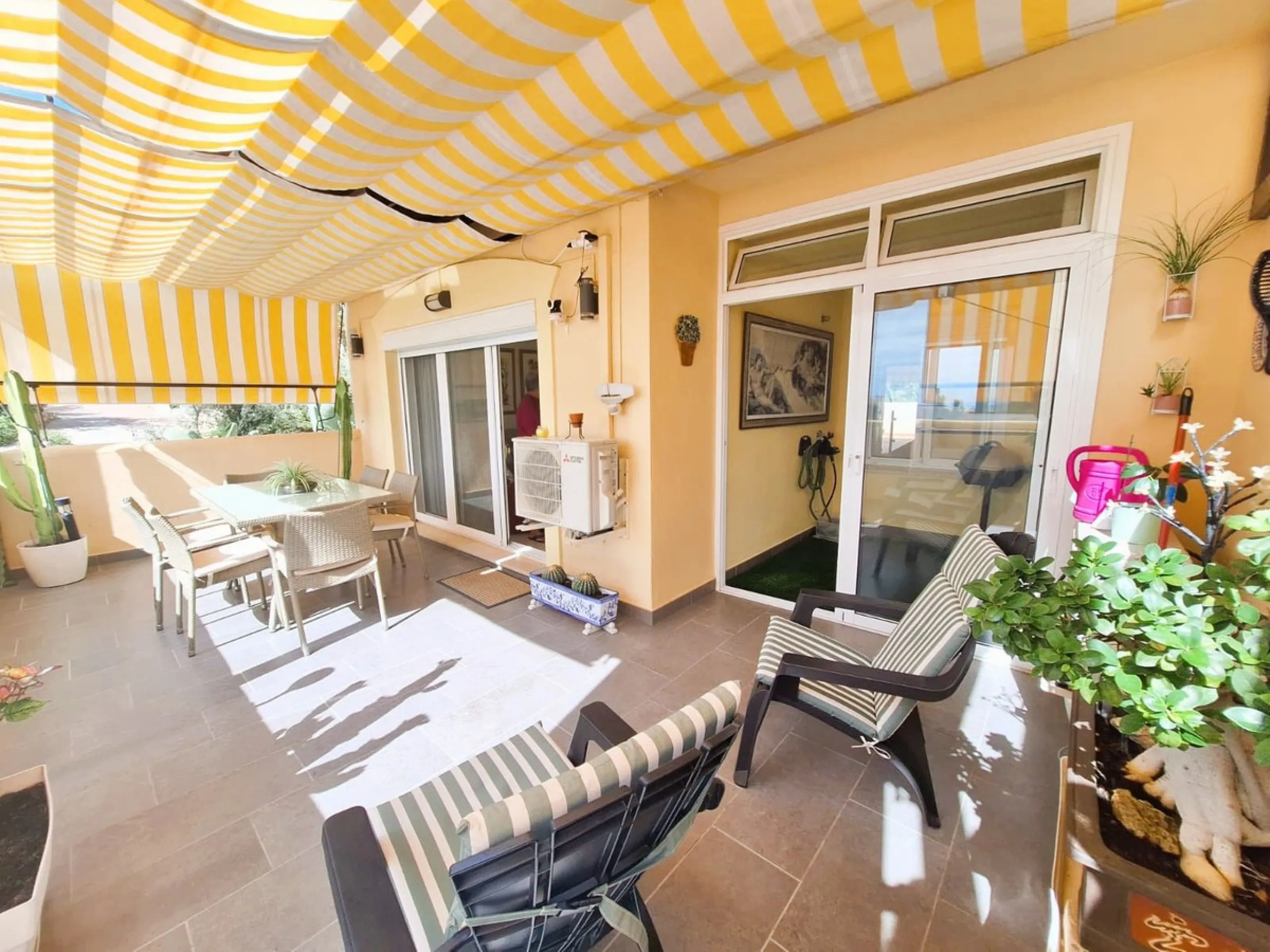 Beautiful property for sale in perfect condition in the Elviria area, close to the golf course and less than a 5-minute drive to the beach! Quiet, very residential urbanisation, ideal for permanent  residence. Duplex , is on the ground level but with high