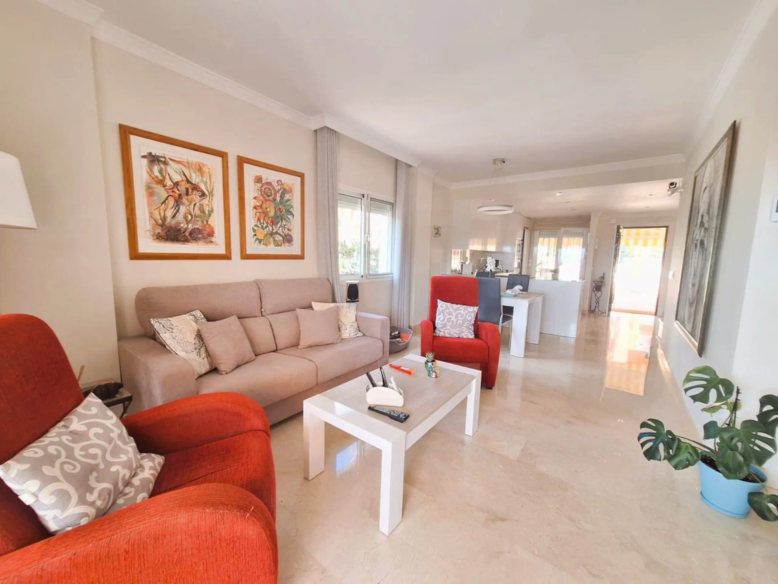 Beautiful property for sale in perfect condition in the Elviria area, close to the golf course and less than a 5-minute drive to the beach! Quiet, very residential urbanisation, ideal for permanent  residence. Duplex , is on the ground level but with high