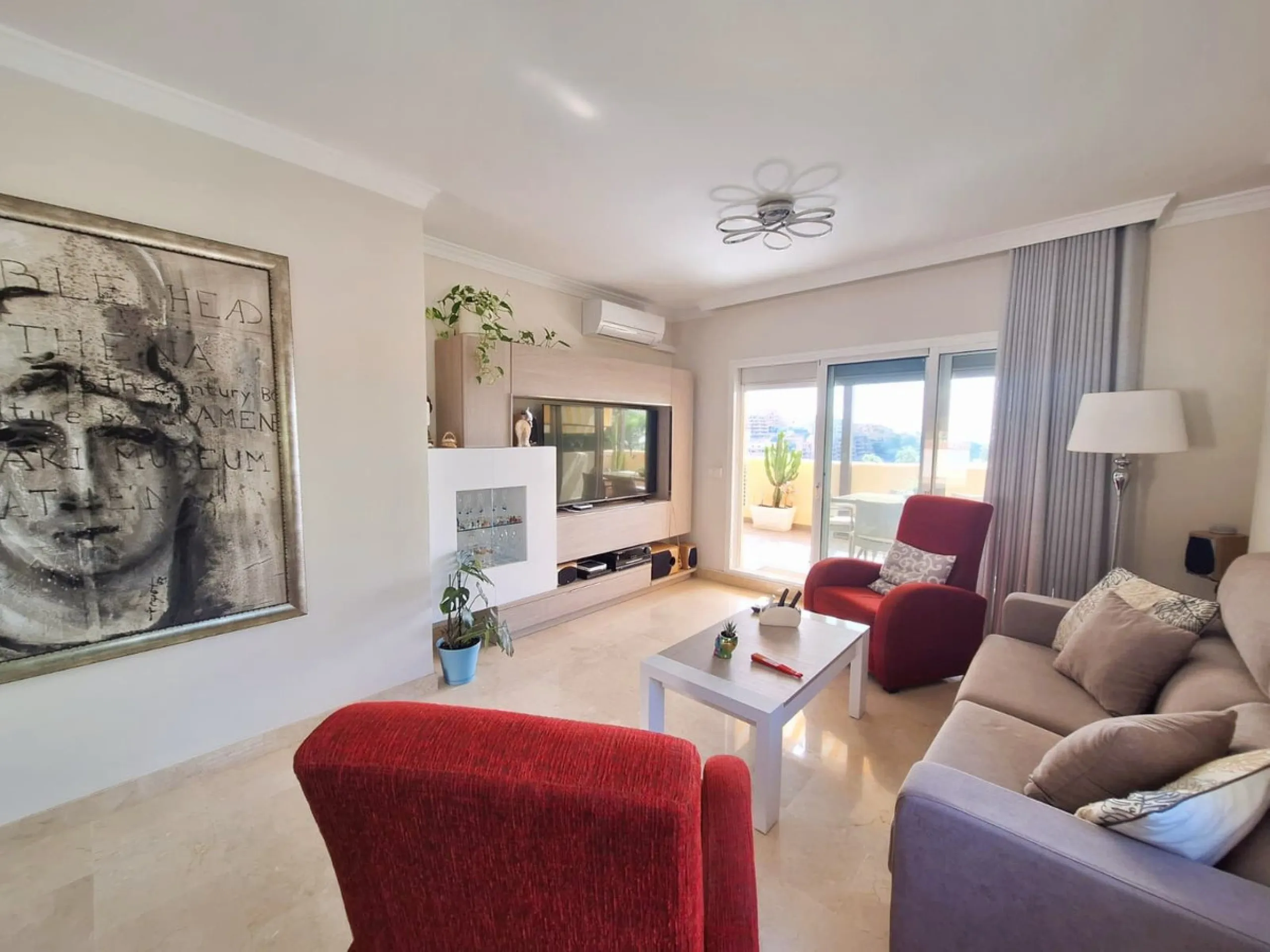 Beautiful property for sale in perfect condition in the Elviria area, close to the golf course and less than a 5-minute drive to the beach! Quiet, very residential urbanisation, ideal for permanent  residence. Duplex , is on the ground level but with high
