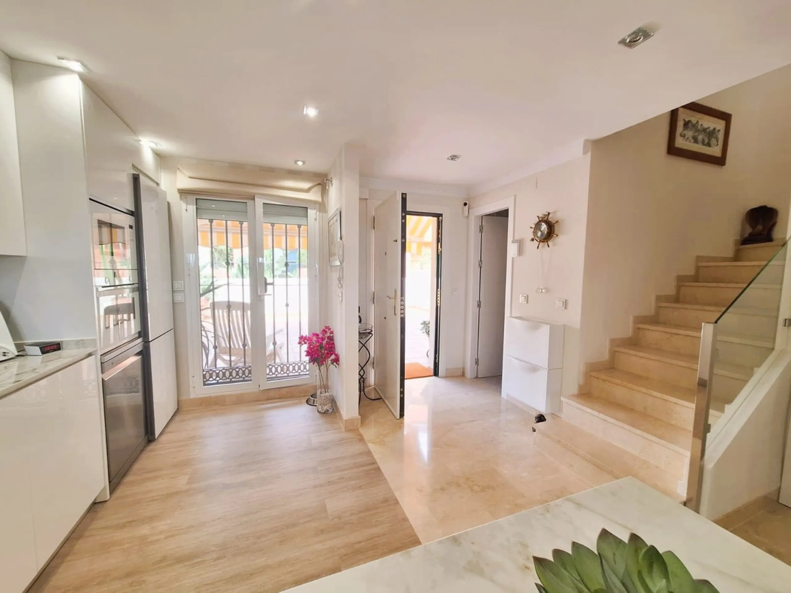 Beautiful property for sale in perfect condition in the Elviria area, close to the golf course and less than a 5-minute drive to the beach! Quiet, very residential urbanisation, ideal for permanent  residence. Duplex , is on the ground level but with high