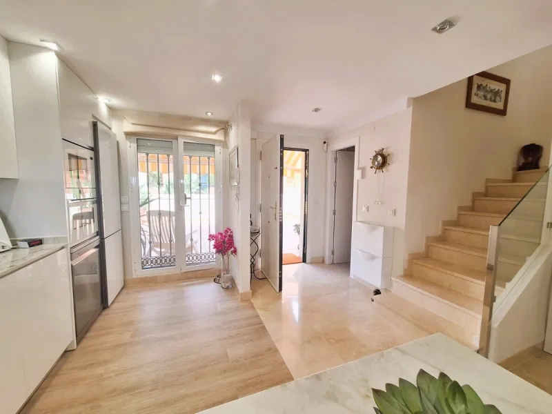 Beautiful property for sale in perfect condition in the Elviria area, close to the golf course and less than a 5-minute drive to the beach! Quiet, very residential urbanisation, ideal for permanent  residence. Duplex , is on the ground level but with high