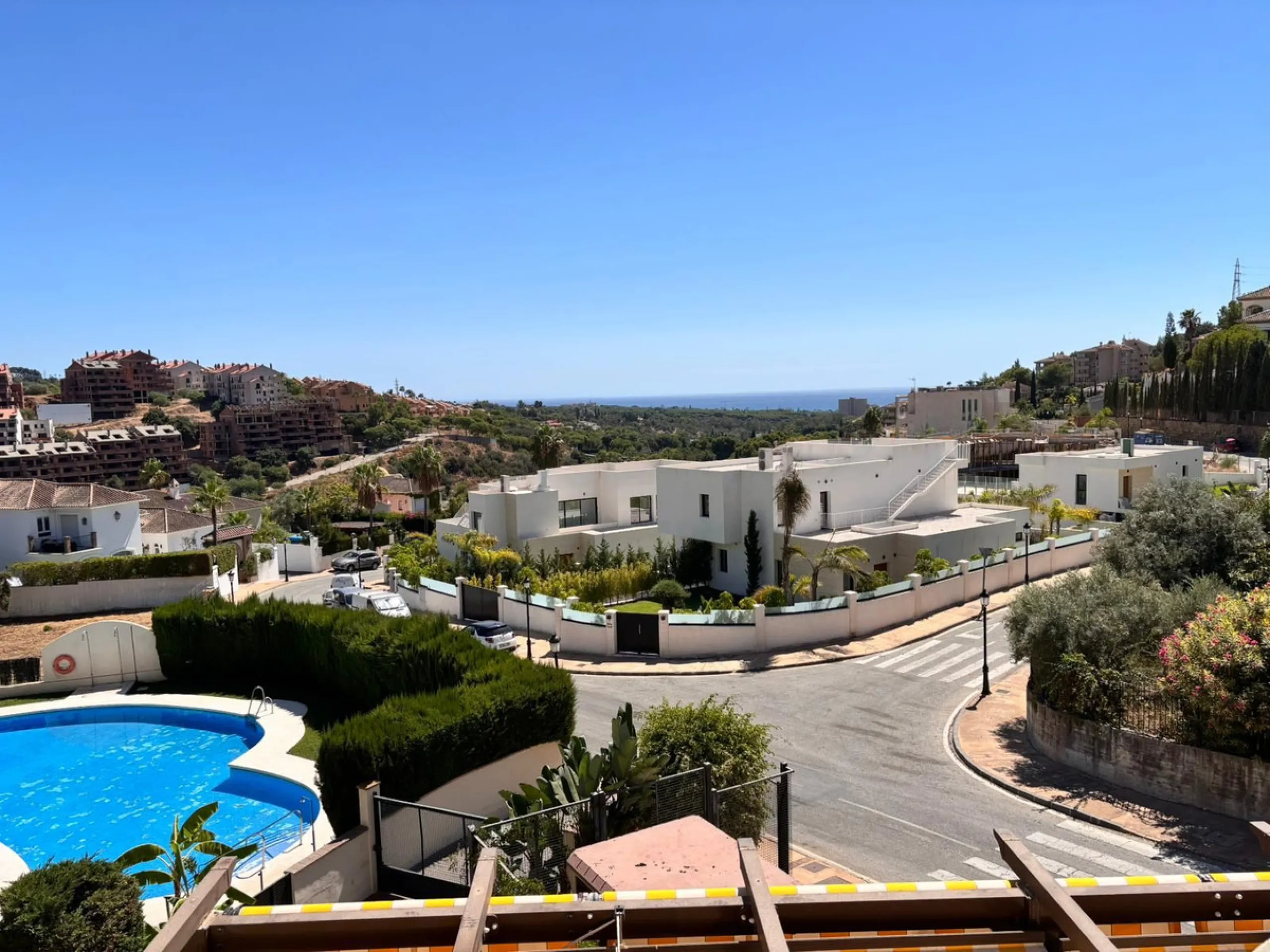 Beautiful property for sale in perfect condition in the Elviria area, close to the golf course and less than a 5-minute drive to the beach! Quiet, very residential urbanisation, ideal for permanent  residence. Duplex , is on the ground level but with high
