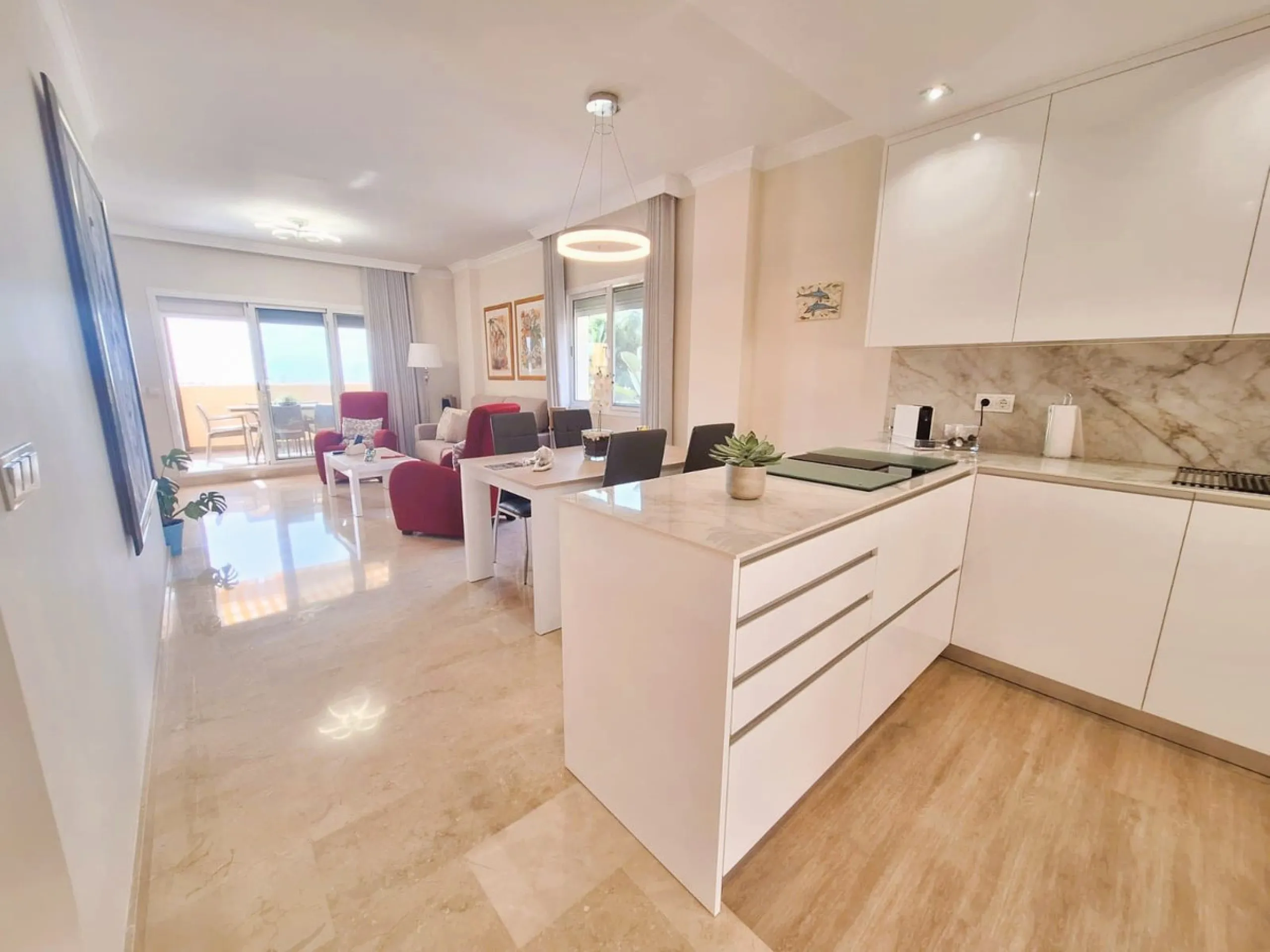 Beautiful property for sale in perfect condition in the Elviria area, close to the golf course and less than a 5-minute drive to the beach! Quiet, very residential urbanisation, ideal for permanent  residence. Duplex , is on the ground level but with high