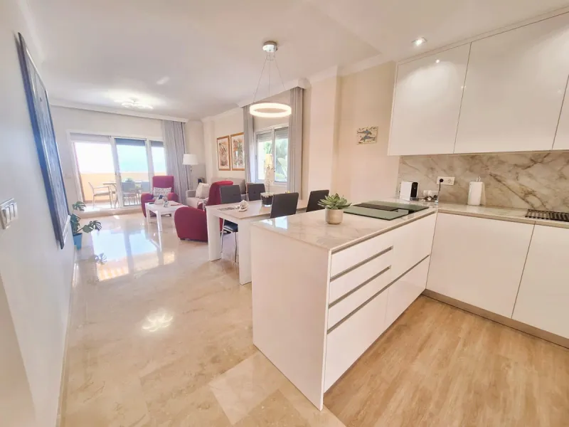 Beautiful property for sale in perfect condition in the Elviria area, close to the golf course and less than a 5-minute drive to the beach! Quiet, very residential urbanisation, ideal for permanent  residence. Duplex , is on the ground level but with high