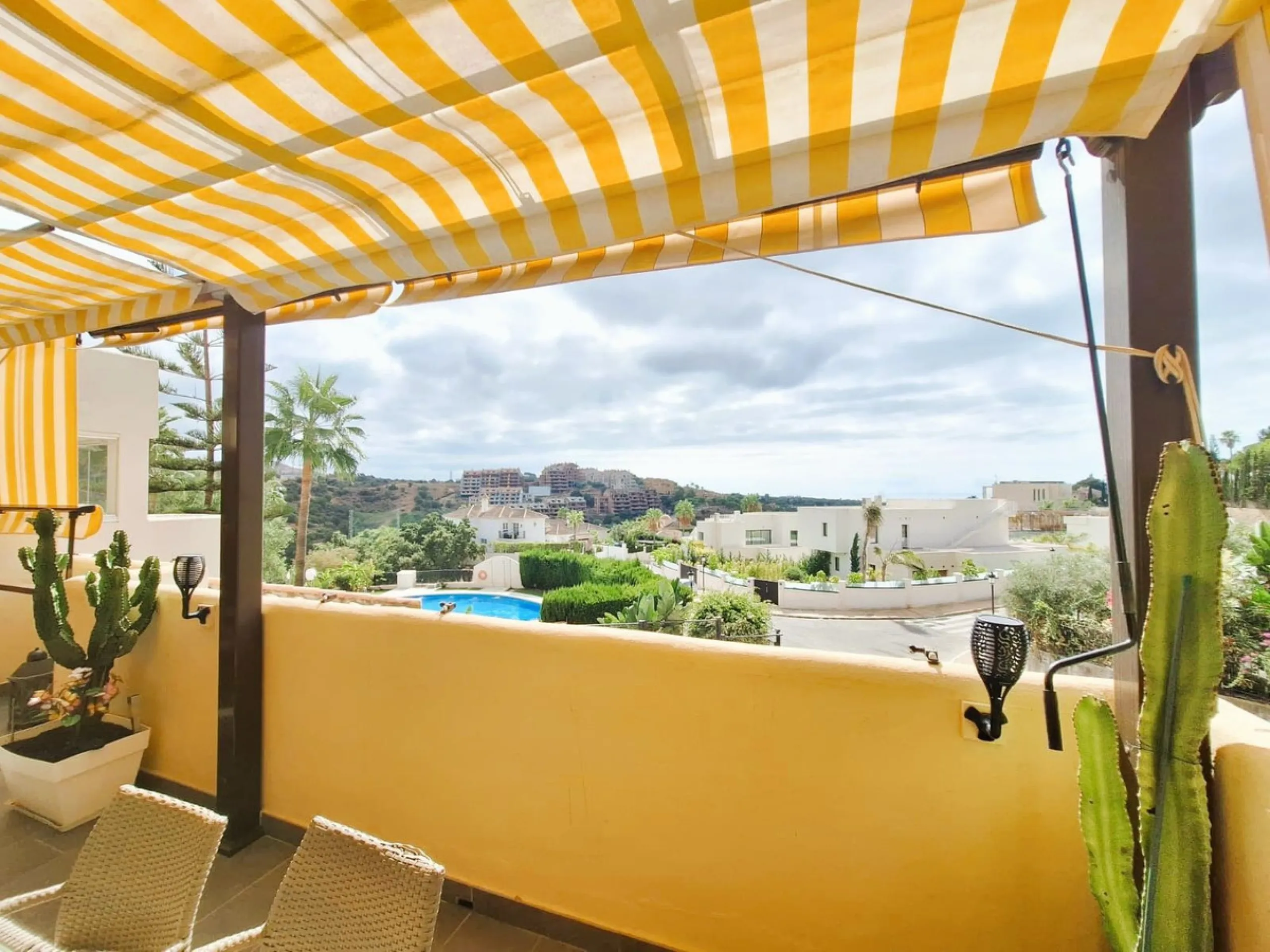 Beautiful property for sale in perfect condition in the Elviria area, close to the golf course and less than a 5-minute drive to the beach! Quiet, very residential urbanisation, ideal for permanent  residence. Duplex , is on the ground level but with high