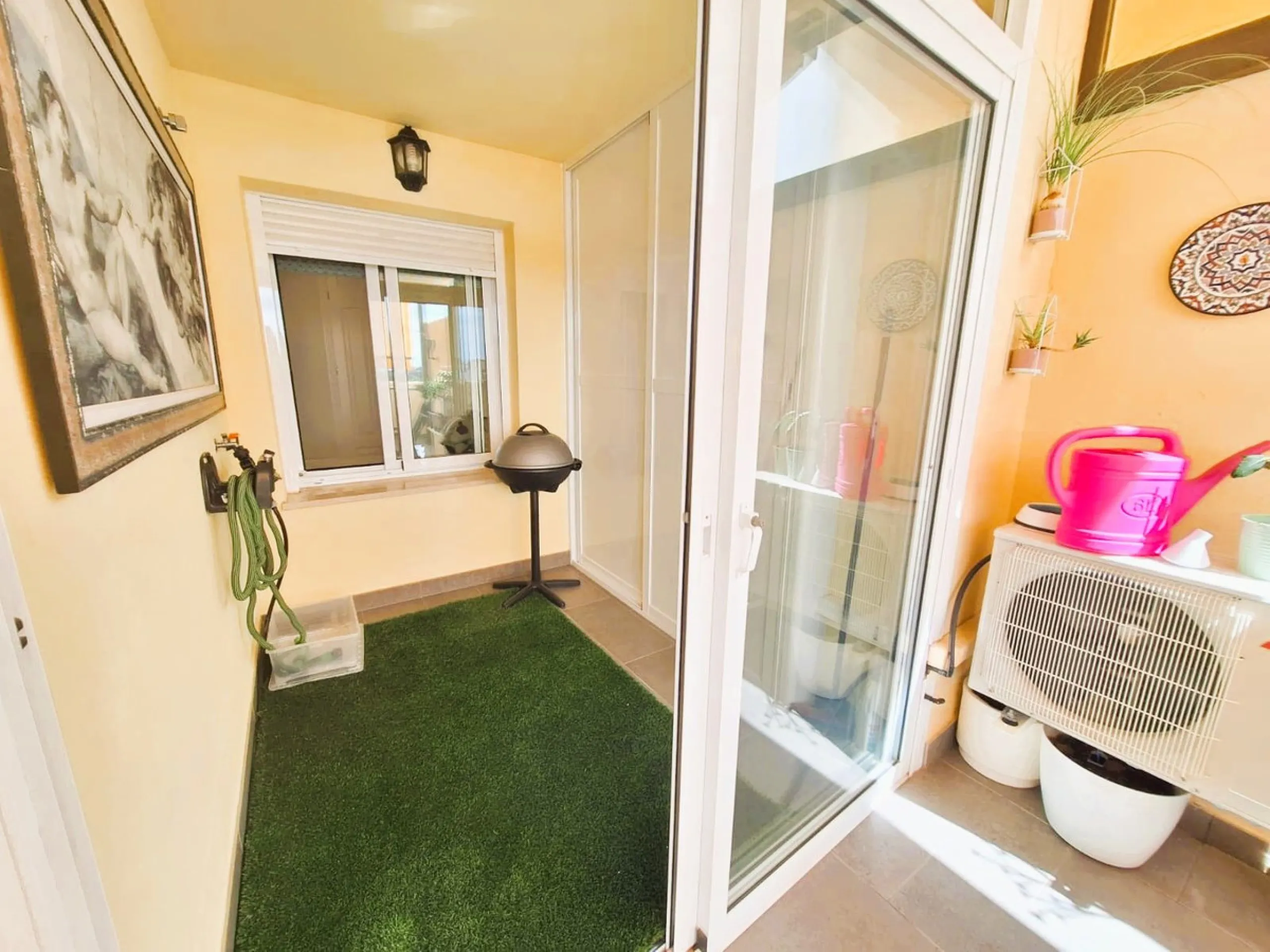 Beautiful property for sale in perfect condition in the Elviria area, close to the golf course and less than a 5-minute drive to the beach! Quiet, very residential urbanisation, ideal for permanent  residence. Duplex , is on the ground level but with high