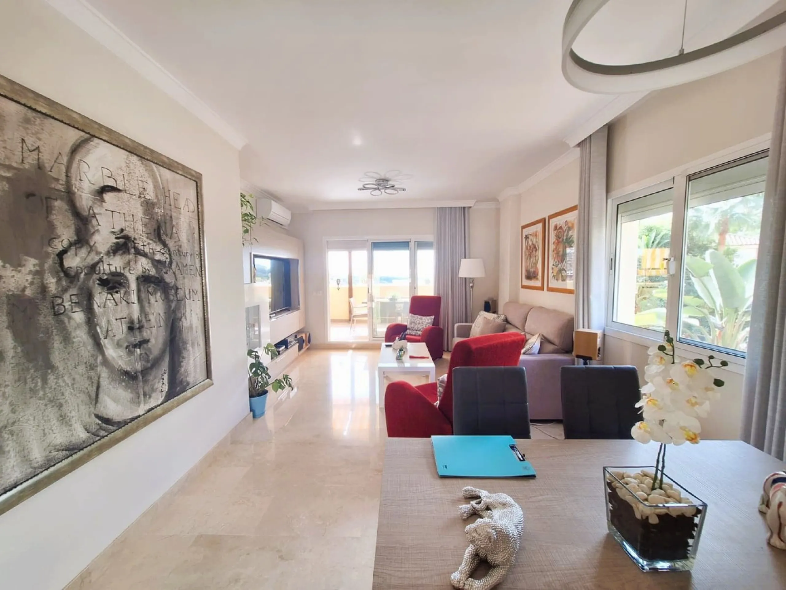 Beautiful property for sale in perfect condition in the Elviria area, close to the golf course and less than a 5-minute drive to the beach! Quiet, very residential urbanisation, ideal for permanent  residence. Duplex , is on the ground level but with high