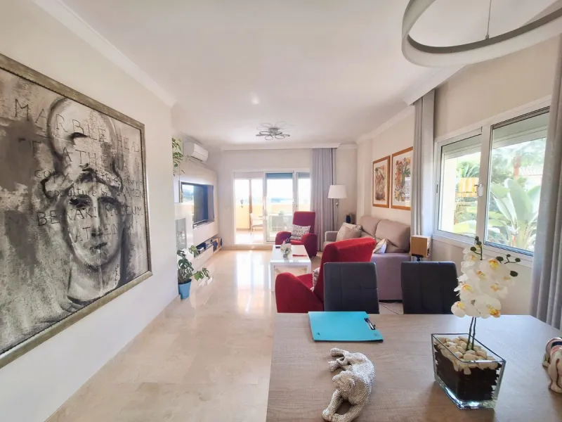 Beautiful property for sale in perfect condition in the Elviria area, close to the golf course and less than a 5-minute drive to the beach! Quiet, very residential urbanisation, ideal for permanent  residence. Duplex , is on the ground level but with high