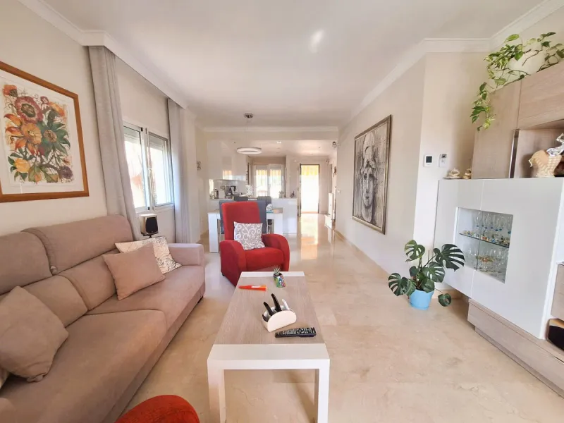 Beautiful property for sale in perfect condition in the Elviria area, close to the golf course and less than a 5-minute drive to the beach! Quiet, very residential urbanisation, ideal for permanent  residence. Duplex , is on the ground level but with high