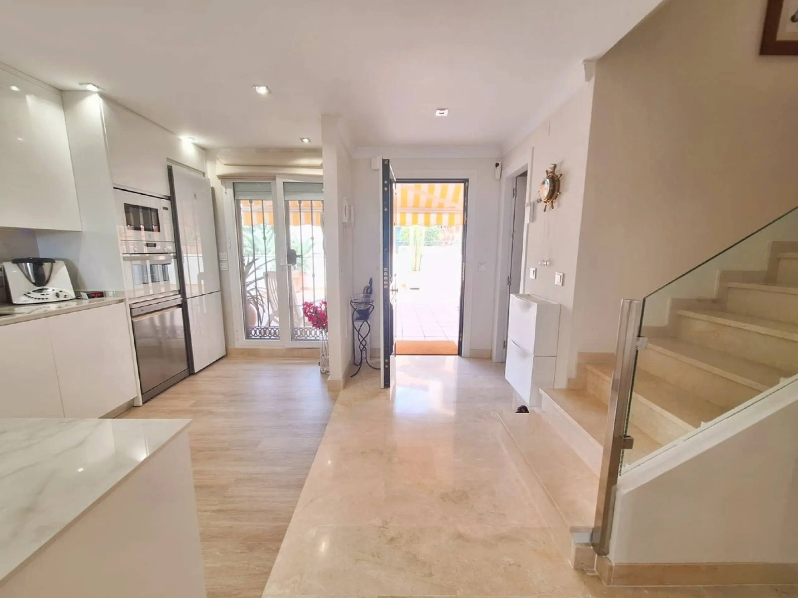 Beautiful property for sale in perfect condition in the Elviria area, close to the golf course and less than a 5-minute drive to the beach! Quiet, very residential urbanisation, ideal for permanent  residence. Duplex , is on the ground level but with high