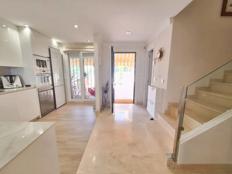 Beautiful property for sale in perfect condition in the Elviria area, close to the golf course and less than a 5-minute drive to the beach! Quiet, very residential urbanisation, ideal for permanent  residence. Duplex , is on the ground level but with high
