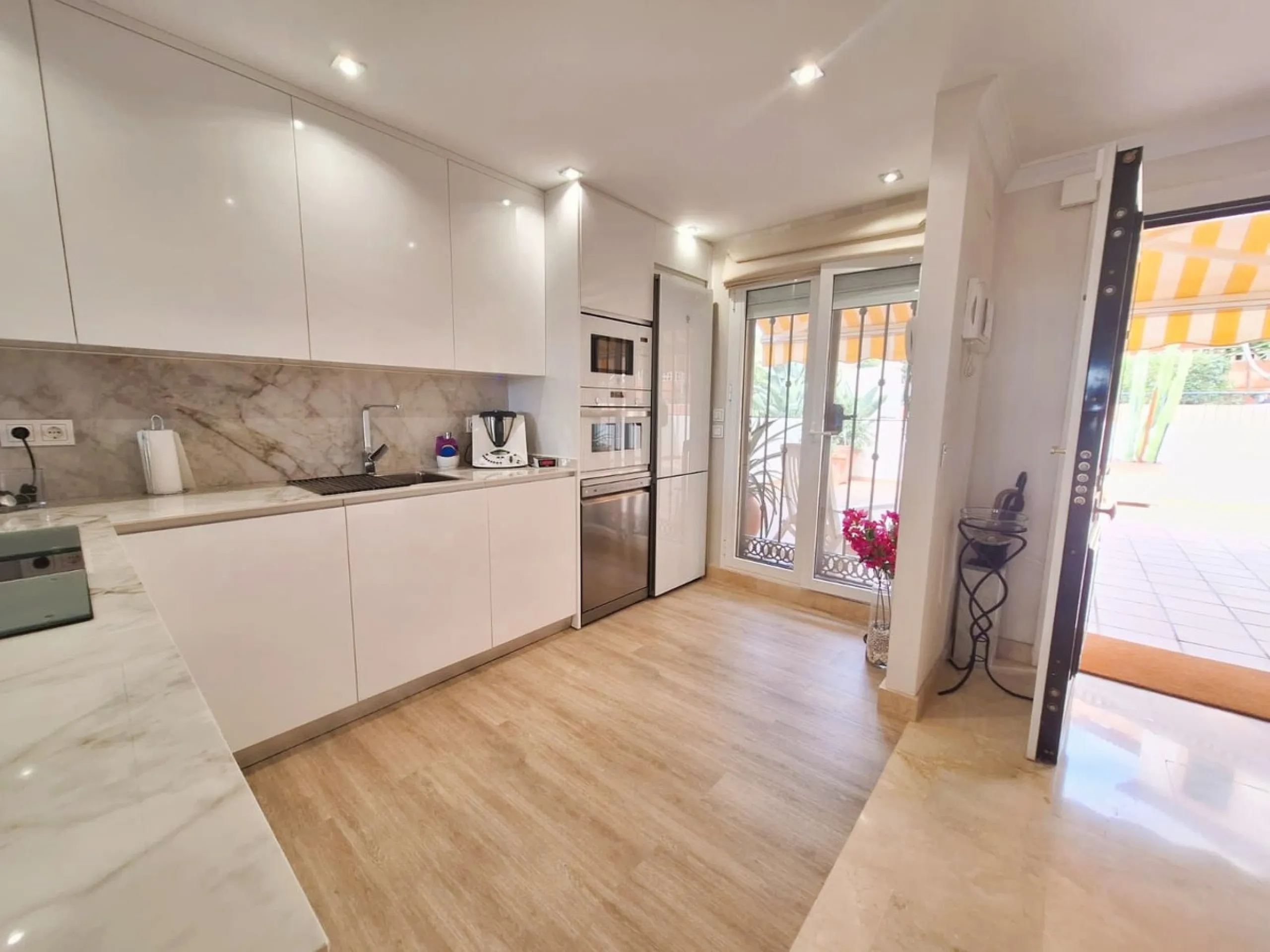Beautiful property for sale in perfect condition in the Elviria area, close to the golf course and less than a 5-minute drive to the beach! Quiet, very residential urbanisation, ideal for permanent  residence. Duplex , is on the ground level but with high