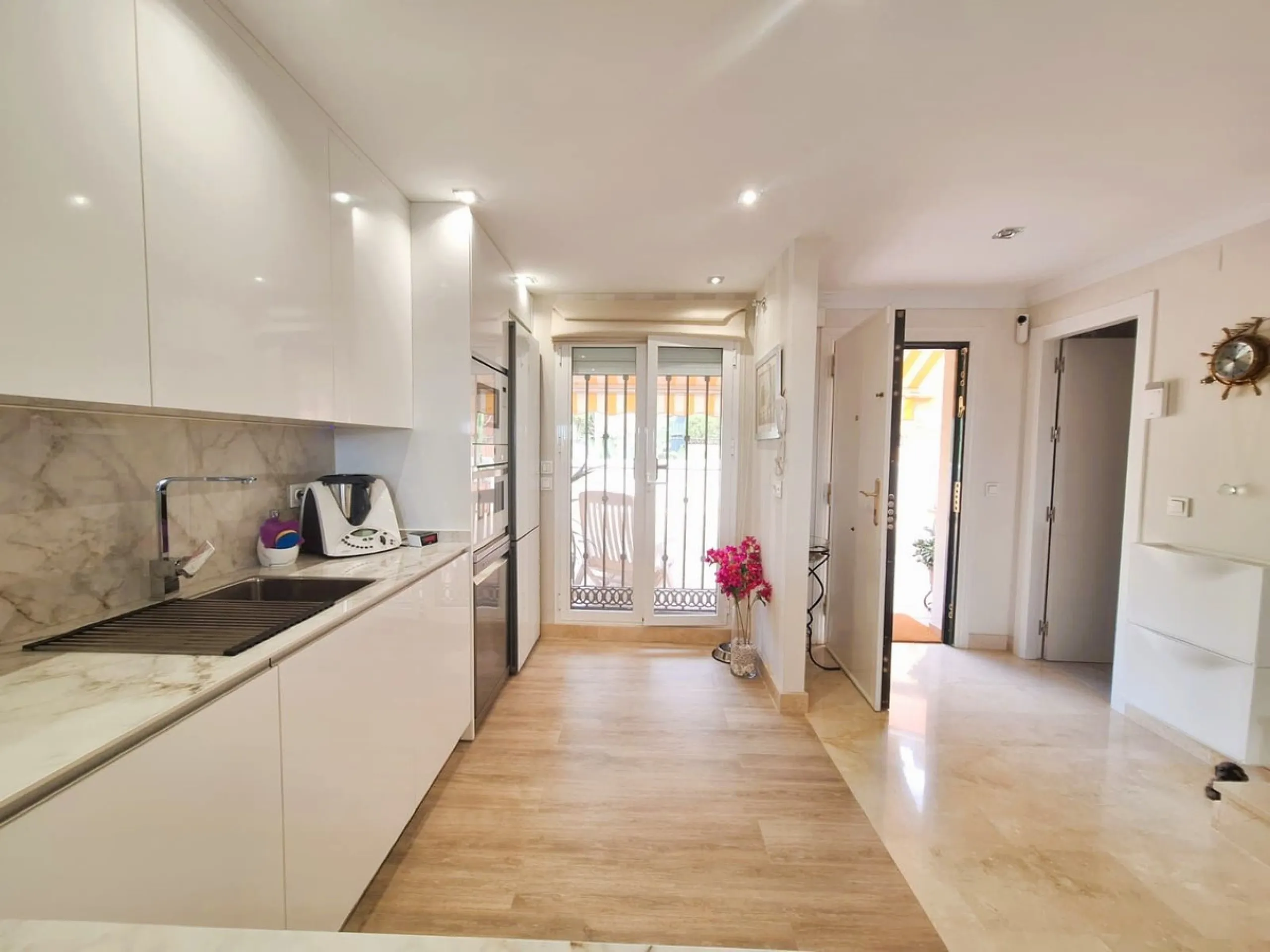 Beautiful property for sale in perfect condition in the Elviria area, close to the golf course and less than a 5-minute drive to the beach! Quiet, very residential urbanisation, ideal for permanent  residence. Duplex , is on the ground level but with high