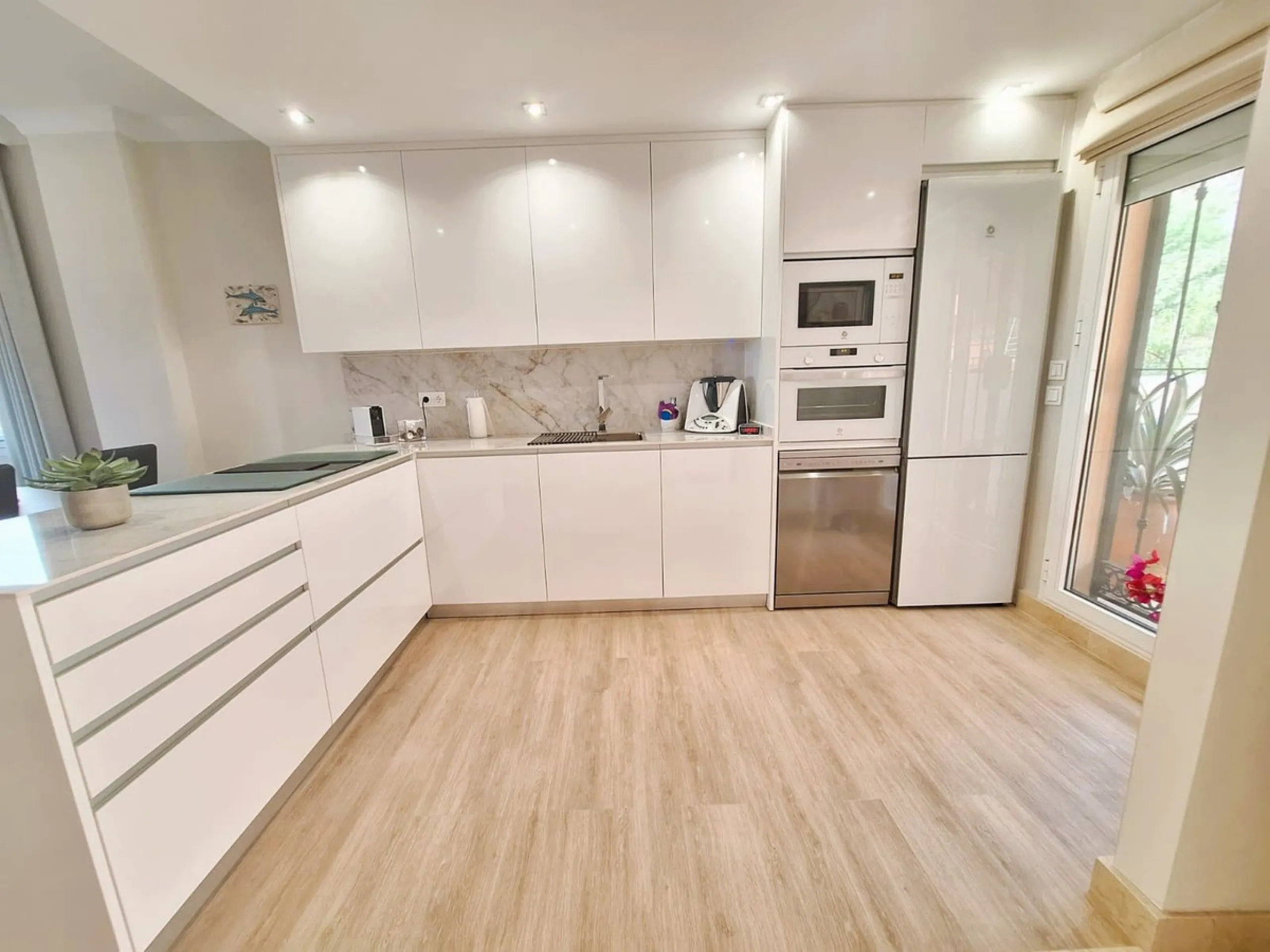 Beautiful property for sale in perfect condition in the Elviria area, close to the golf course and less than a 5-minute drive to the beach! Quiet, very residential urbanisation, ideal for permanent  residence. Duplex , is on the ground level but with high