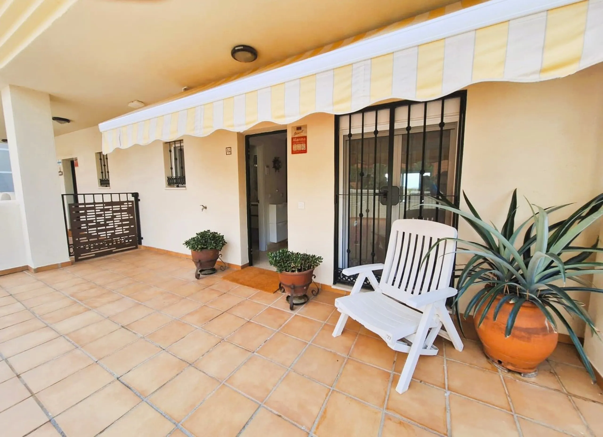 Beautiful property for sale in perfect condition in the Elviria area, close to the golf course and less than a 5-minute drive to the beach! Quiet, very residential urbanisation, ideal for permanent  residence. Duplex , is on the ground level but with high