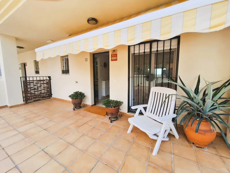 Beautiful property for sale in perfect condition in the Elviria area, close to the golf course and less than a 5-minute drive to the beach! Quiet, very residential urbanisation, ideal for permanent  residence. Duplex , is on the ground level but with high