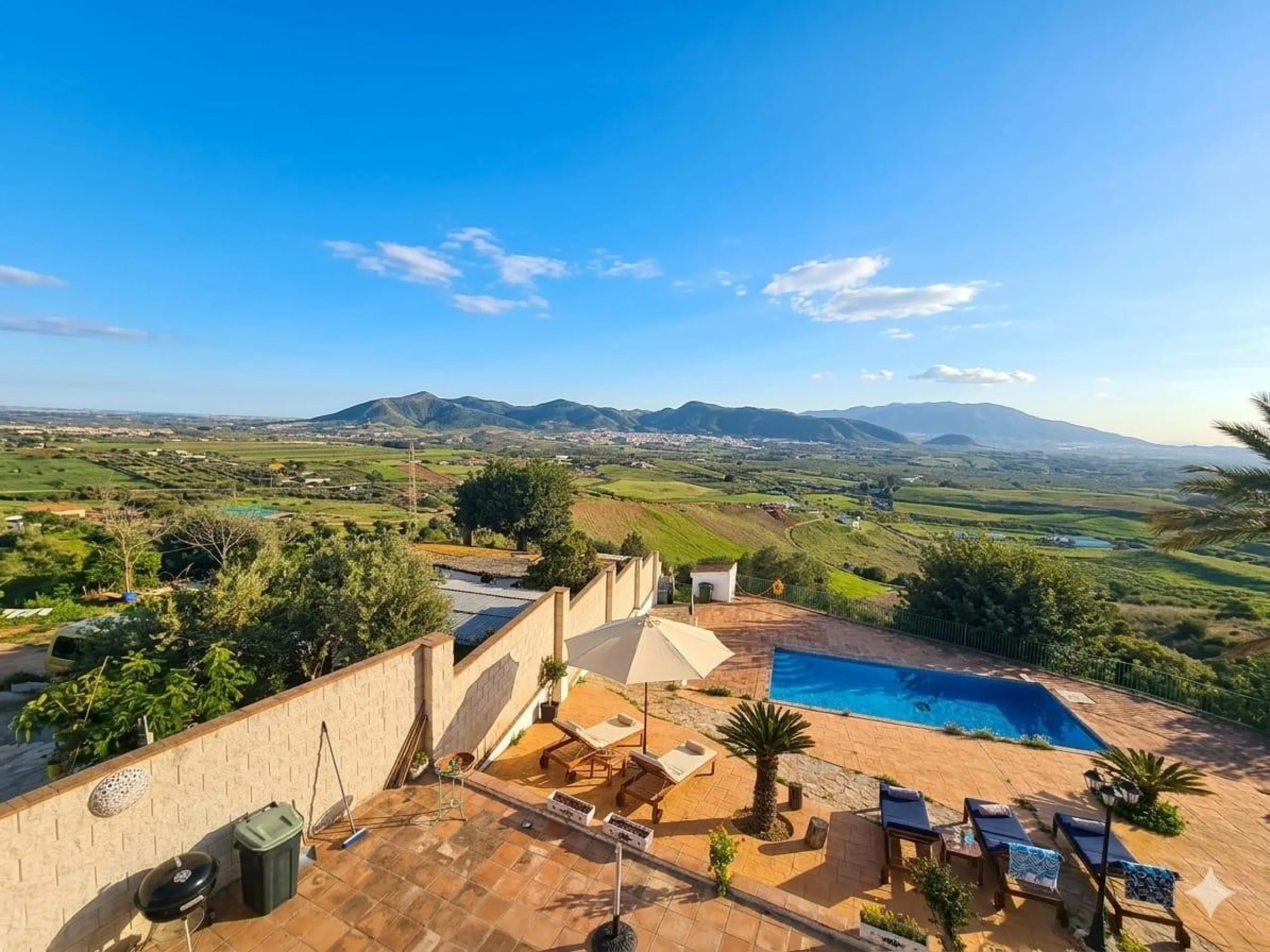 House - Finca - Cortijo в продаже в Cártama, Málaga. В доме 5 спален и 1 ванных комнат. Площадь дома 253 м². Площадь участка 8000 м²