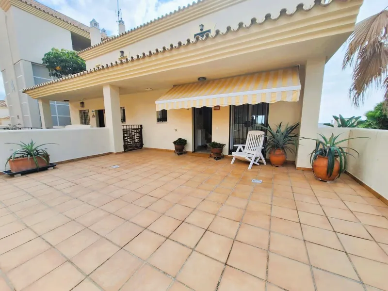 Beautiful property for sale in perfect condition in the Elviria area, close to the golf course and less than a 5-minute drive to the beach! Quiet, very residential urbanisation, ideal for permanent  residence. Duplex , is on the ground level but with high