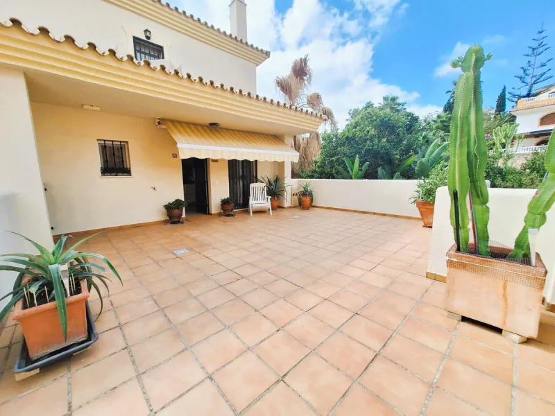 Beautiful property for sale in perfect condition in the Elviria area, close to the golf course and less than a 5-minute drive to the beach! Quiet, very residential urbanisation, ideal for permanent  residence. Duplex , is on the ground level but with high