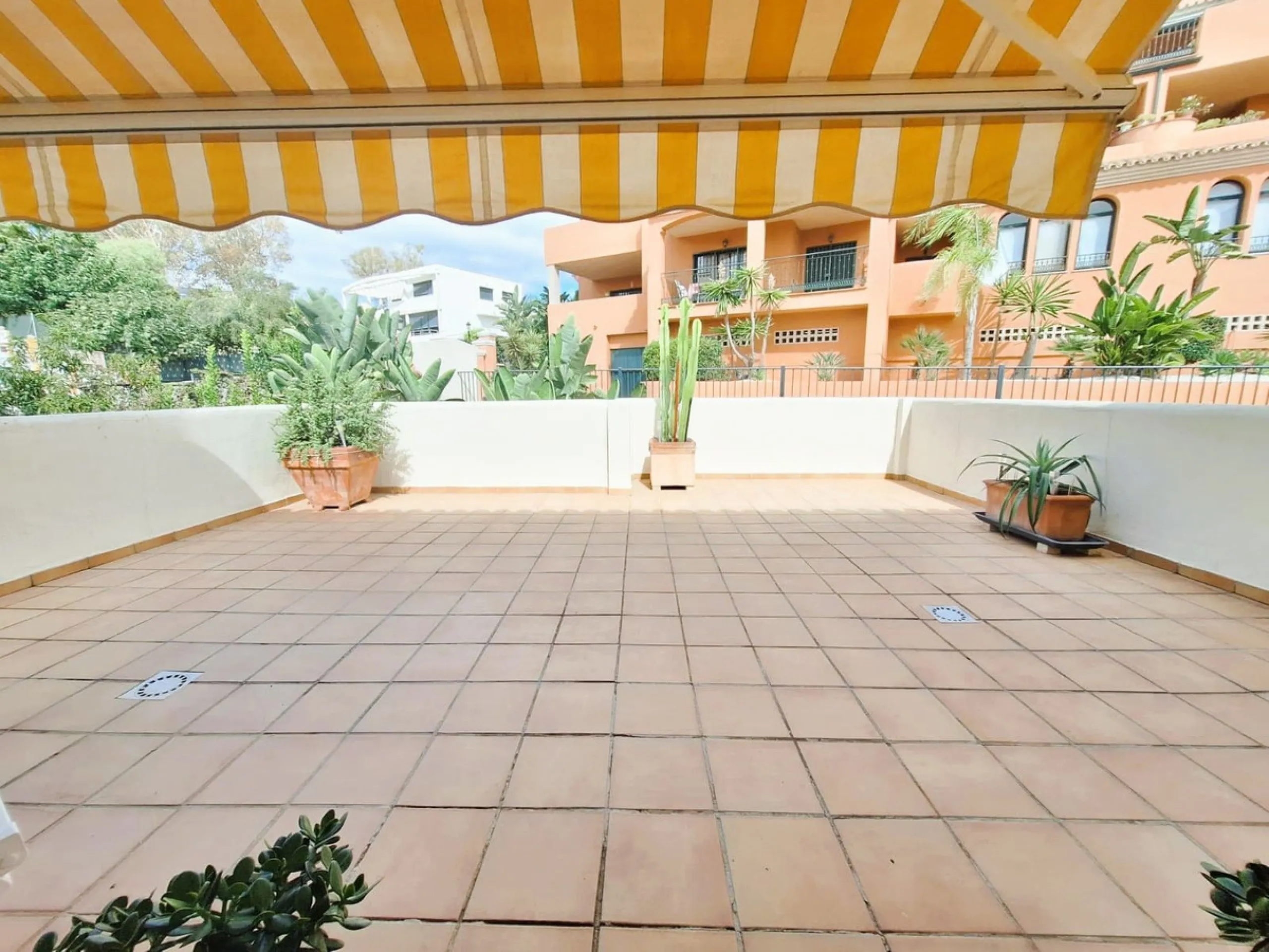Beautiful property for sale in perfect condition in the Elviria area, close to the golf course and less than a 5-minute drive to the beach! Quiet, very residential urbanisation, ideal for permanent  residence. Duplex , is on the ground level but with high