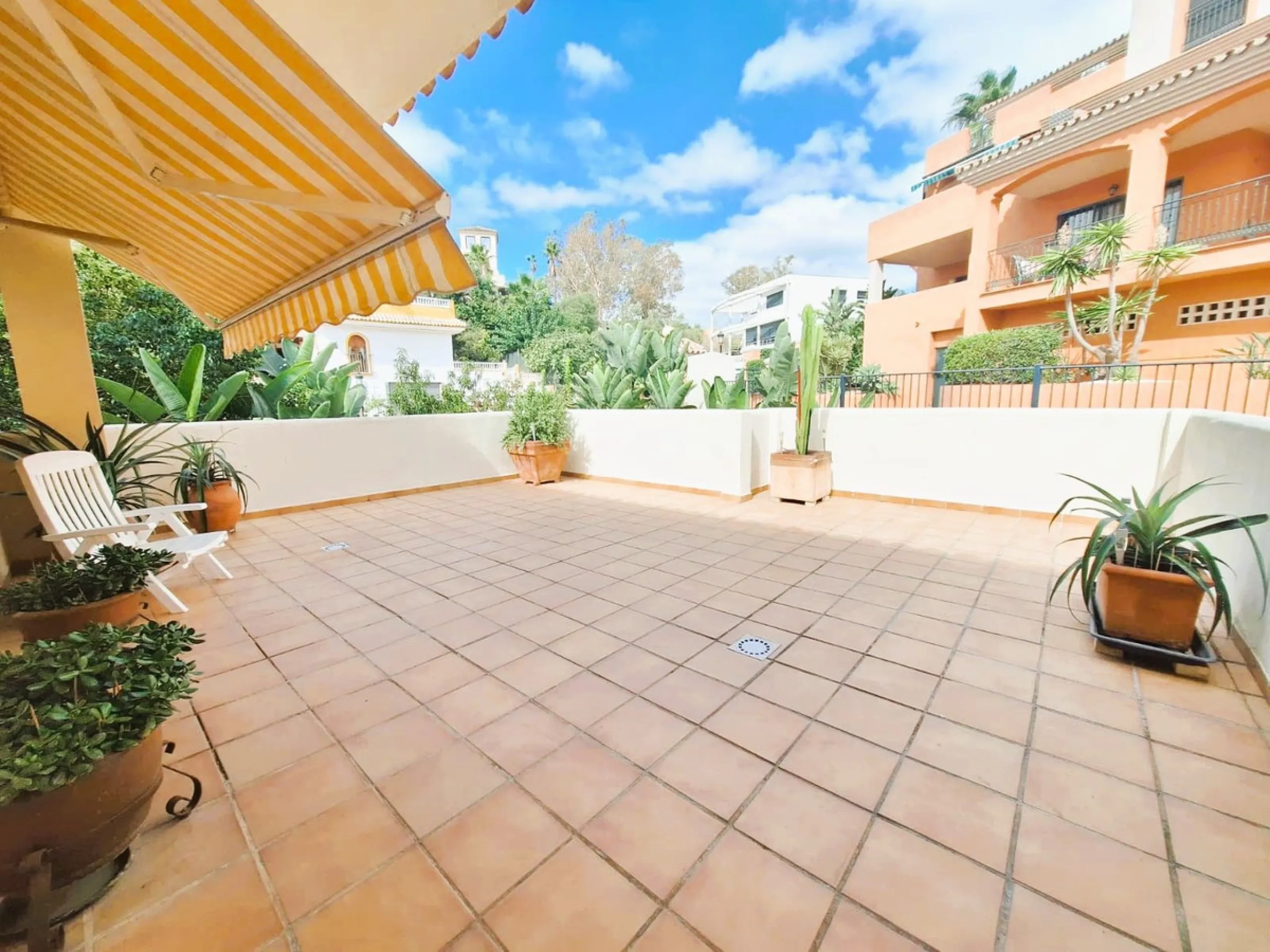 Beautiful property for sale in perfect condition in the Elviria area, close to the golf course and less than a 5-minute drive to the beach! Quiet, very residential urbanisation, ideal for permanent  residence. Duplex , is on the ground level but with high
