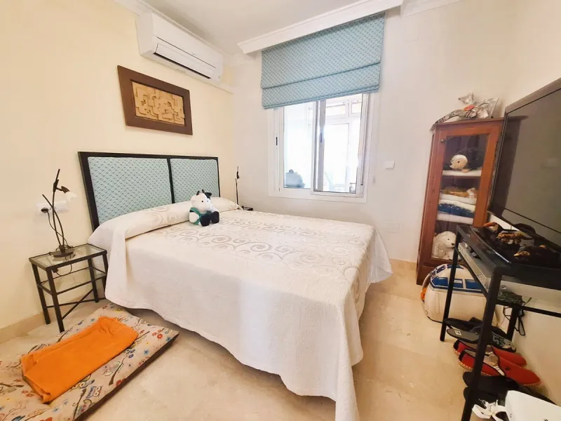 Beautiful property for sale in perfect condition in the Elviria area, close to the golf course and less than a 5-minute drive to the beach! Quiet, very residential urbanisation, ideal for permanent  residence. Duplex , is on the ground level but with high
