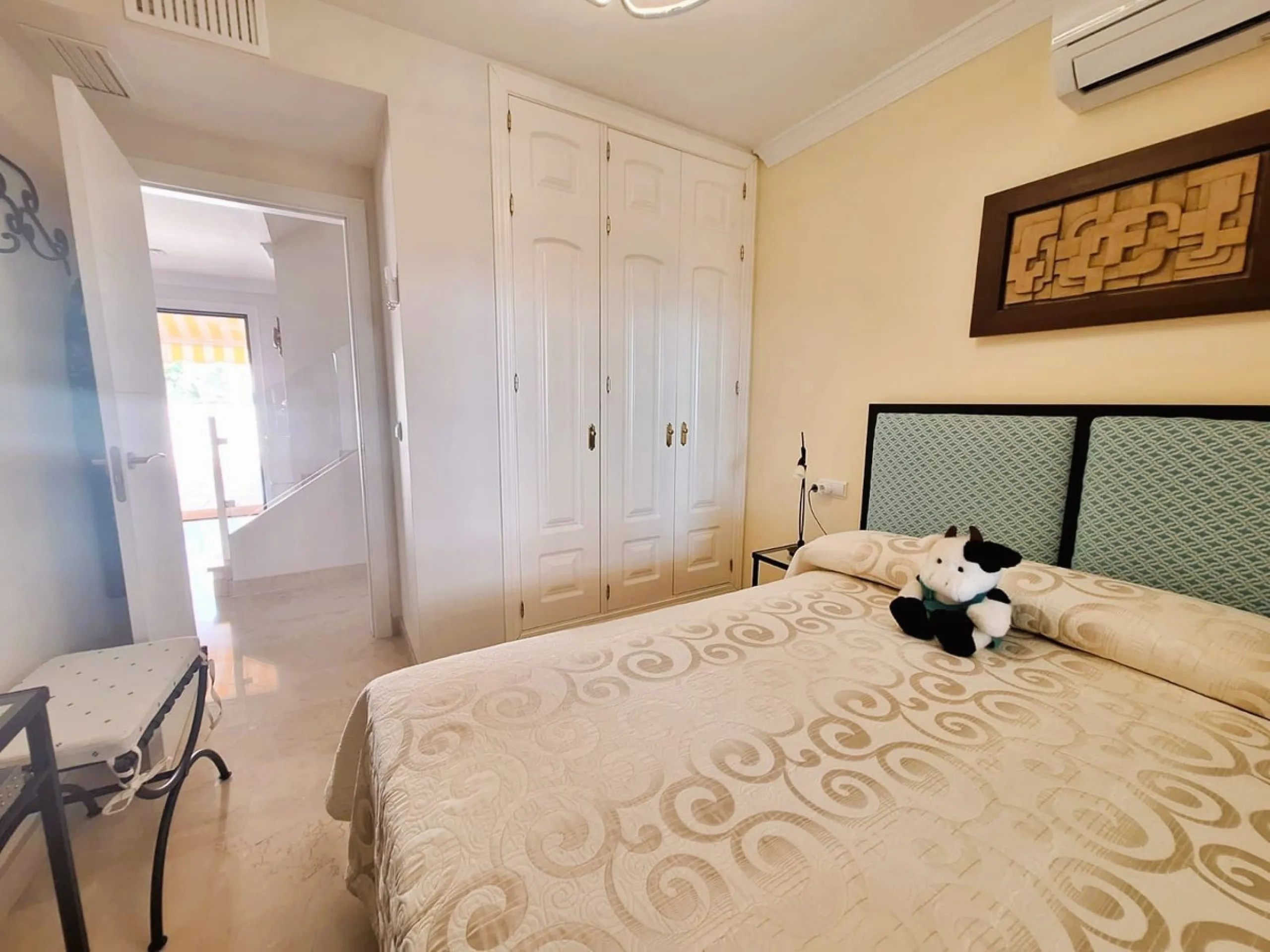 Beautiful property for sale in perfect condition in the Elviria area, close to the golf course and less than a 5-minute drive to the beach! Quiet, very residential urbanisation, ideal for permanent  residence. Duplex , is on the ground level but with high