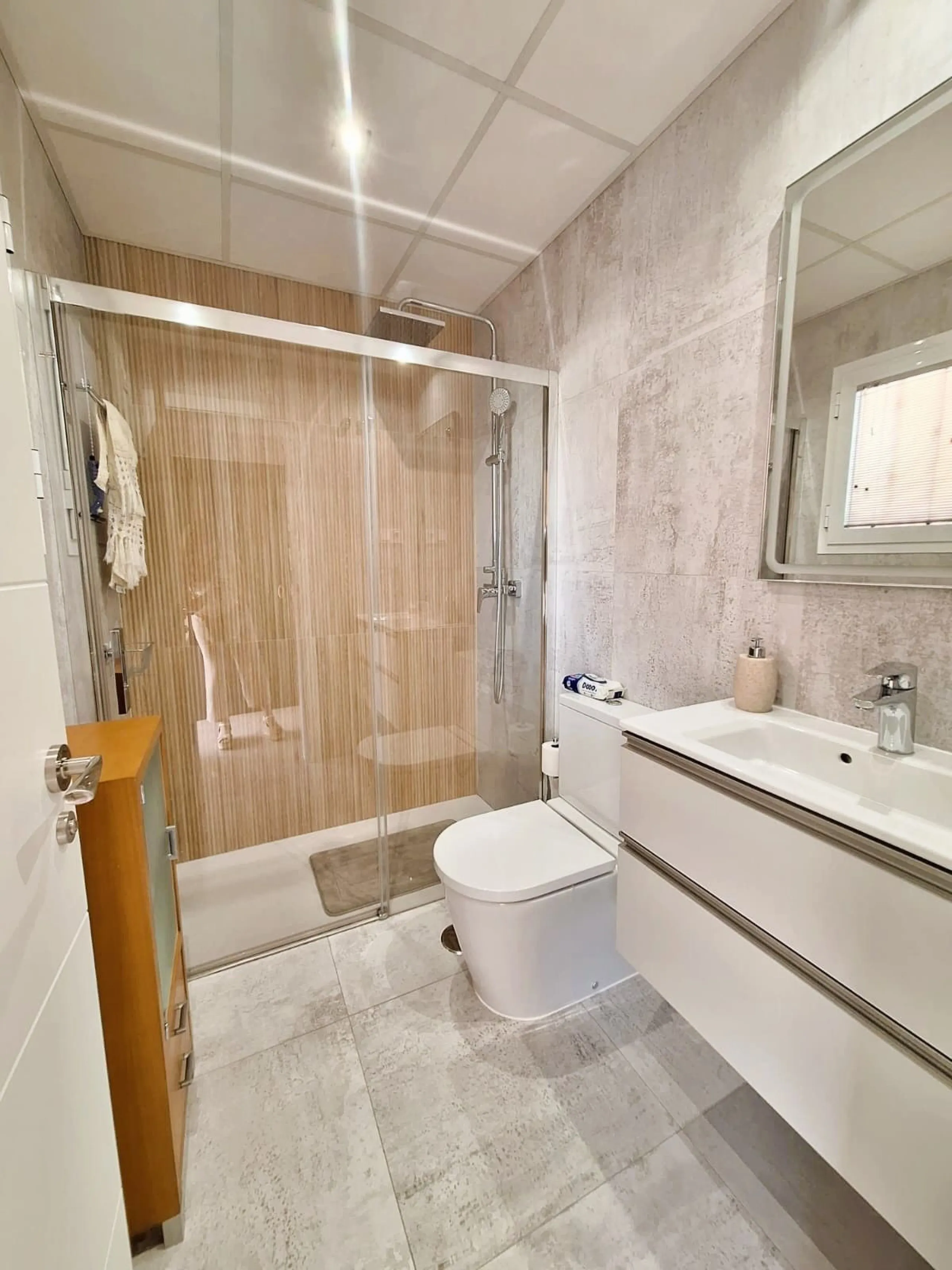 Beautiful property for sale in perfect condition in the Elviria area, close to the golf course and less than a 5-minute drive to the beach! Quiet, very residential urbanisation, ideal for permanent  residence. Duplex , is on the ground level but with high
