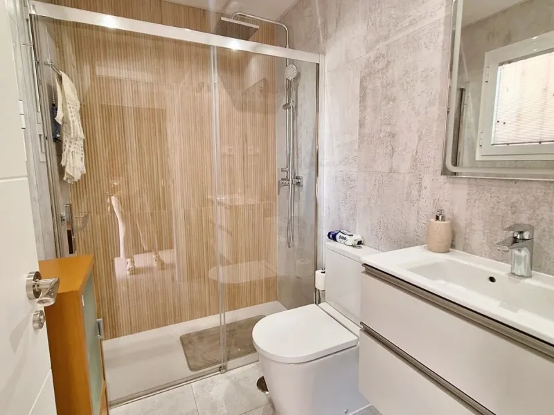 Beautiful property for sale in perfect condition in the Elviria area, close to the golf course and less than a 5-minute drive to the beach! Quiet, very residential urbanisation, ideal for permanent  residence. Duplex , is on the ground level but with high