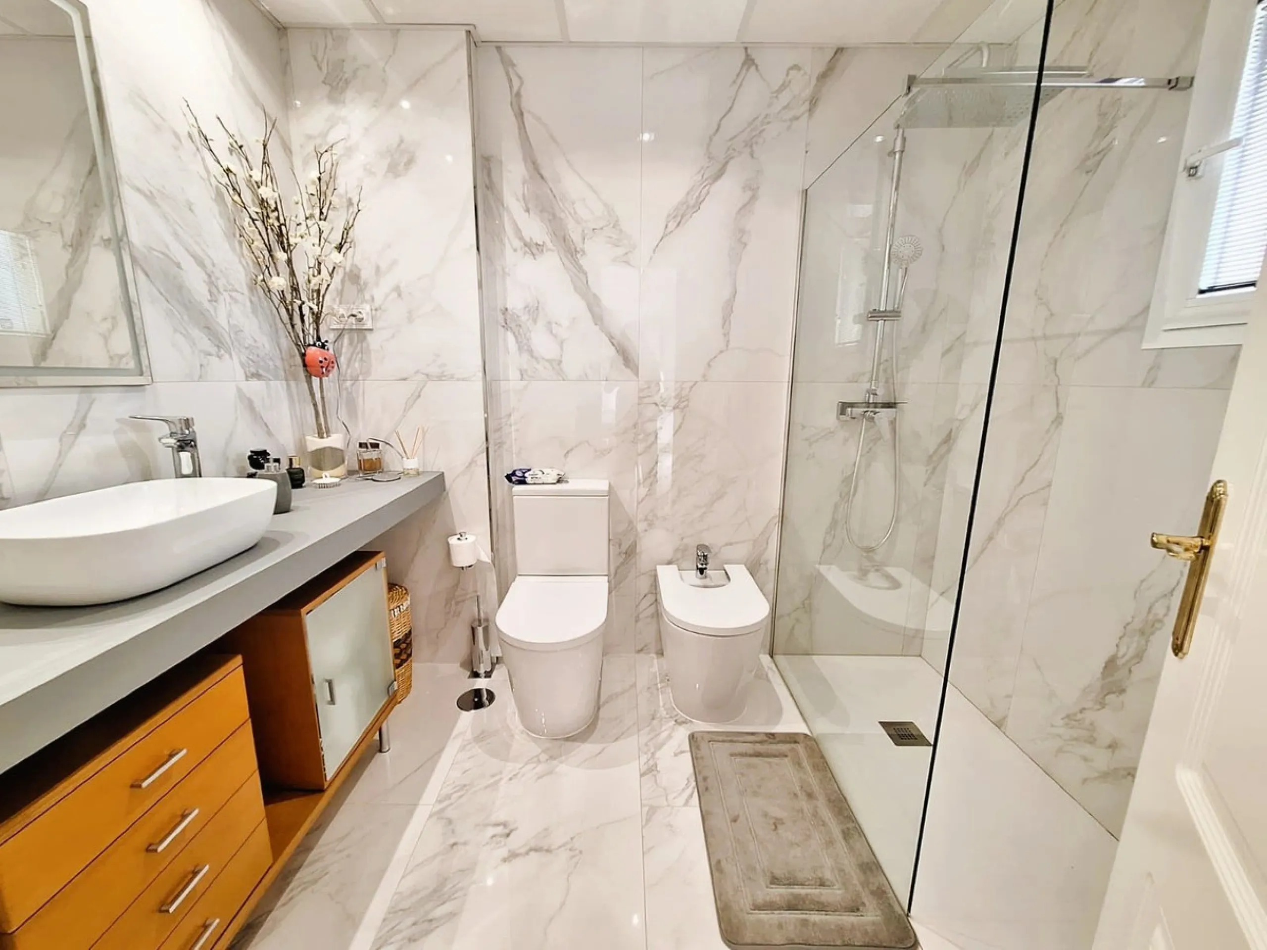 Beautiful property for sale in perfect condition in the Elviria area, close to the golf course and less than a 5-minute drive to the beach! Quiet, very residential urbanisation, ideal for permanent  residence. Duplex , is on the ground level but with high