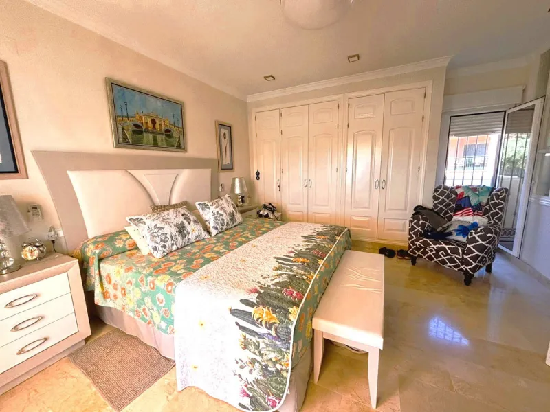 Beautiful property for sale in perfect condition in the Elviria area, close to the golf course and less than a 5-minute drive to the beach! Quiet, very residential urbanisation, ideal for permanent  residence. Duplex , is on the ground level but with high