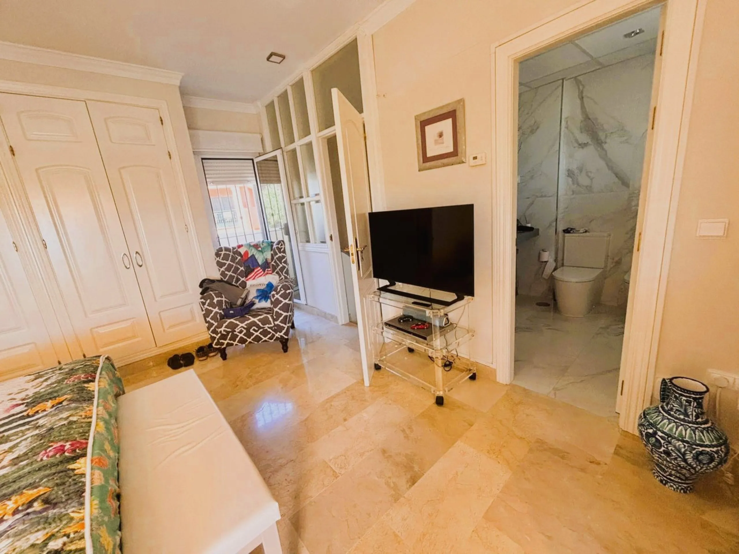 Beautiful property for sale in perfect condition in the Elviria area, close to the golf course and less than a 5-minute drive to the beach! Quiet, very residential urbanisation, ideal for permanent  residence. Duplex , is on the ground level but with high