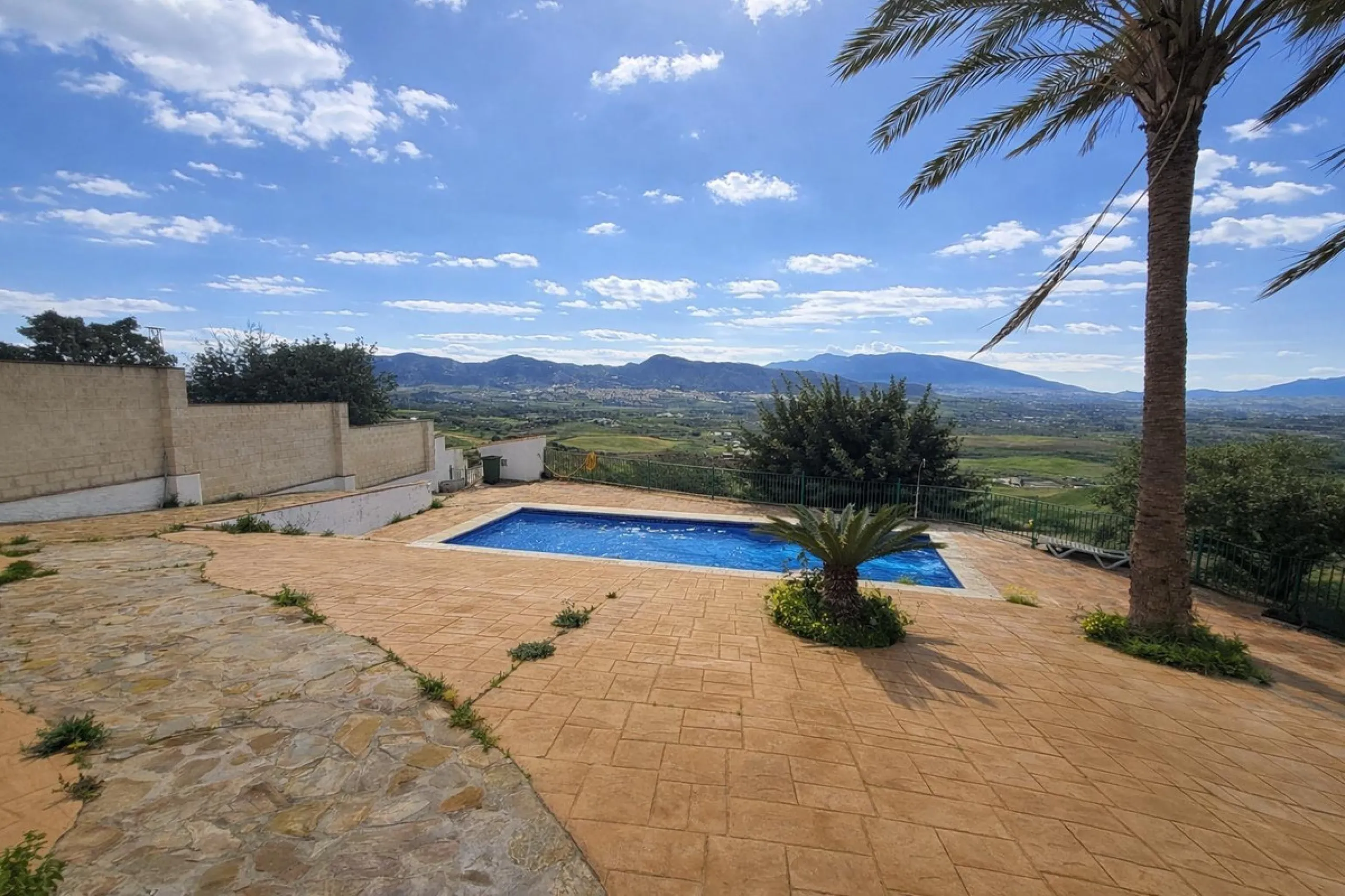 House - Finca - Cortijo в продаже в Cártama, Málaga. В доме 5 спален и 1 ванных комнат. Площадь дома 253 м². Площадь участка 8000 м²