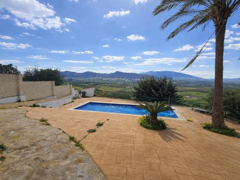 House - Finca - Cortijo в продаже в Cártama, Málaga. В доме 5 спален и 1 ванных комнат. Площадь дома 253 м². Площадь участка 8000 м²