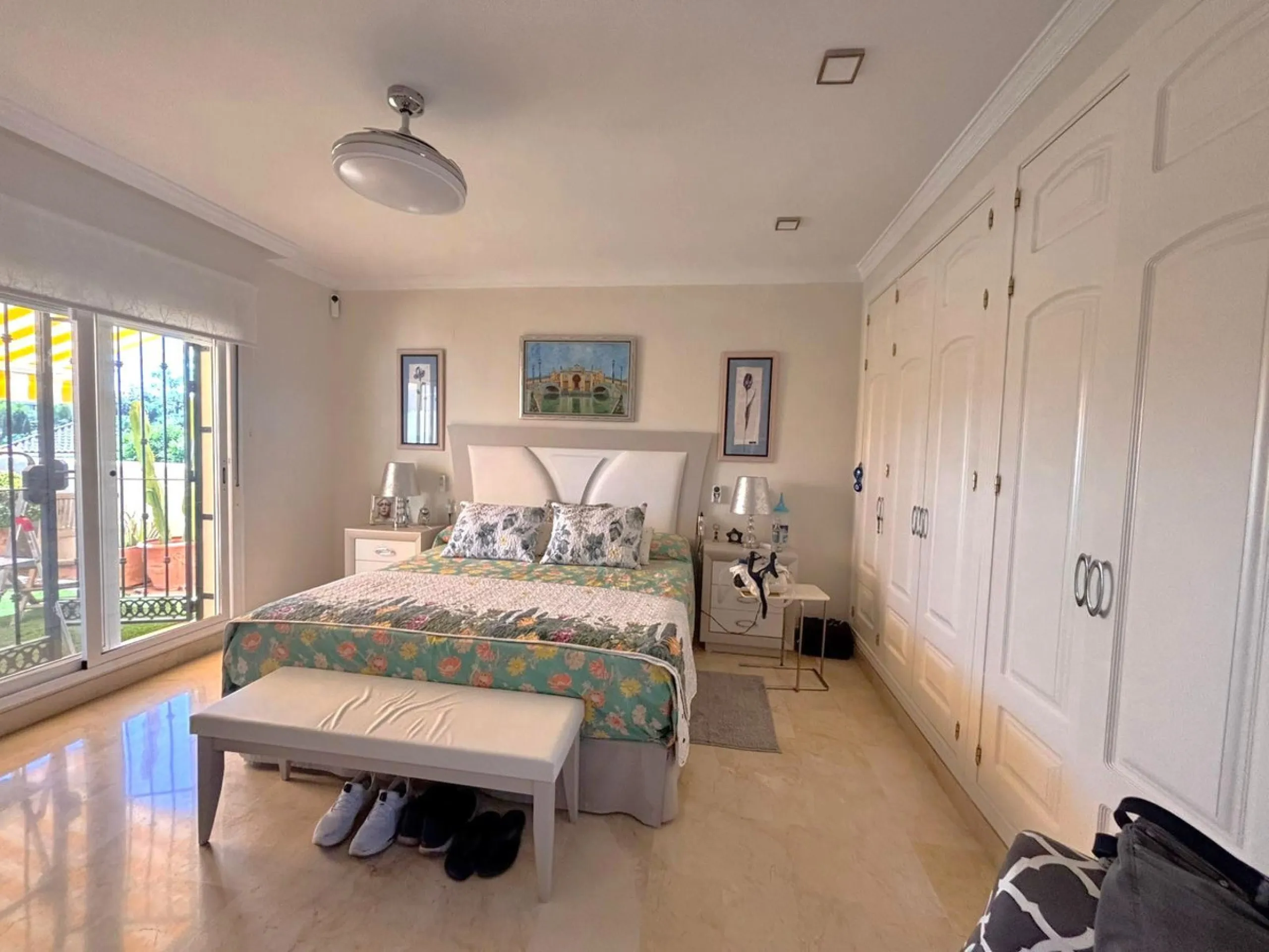 Beautiful property for sale in perfect condition in the Elviria area, close to the golf course and less than a 5-minute drive to the beach! Quiet, very residential urbanisation, ideal for permanent  residence. Duplex , is on the ground level but with high