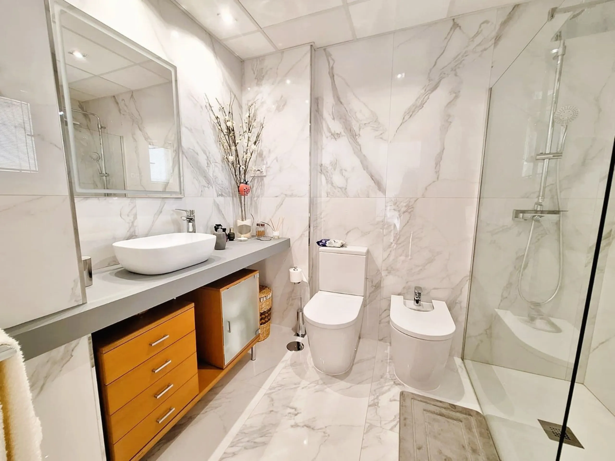Beautiful property for sale in perfect condition in the Elviria area, close to the golf course and less than a 5-minute drive to the beach! Quiet, very residential urbanisation, ideal for permanent  residence. Duplex , is on the ground level but with high