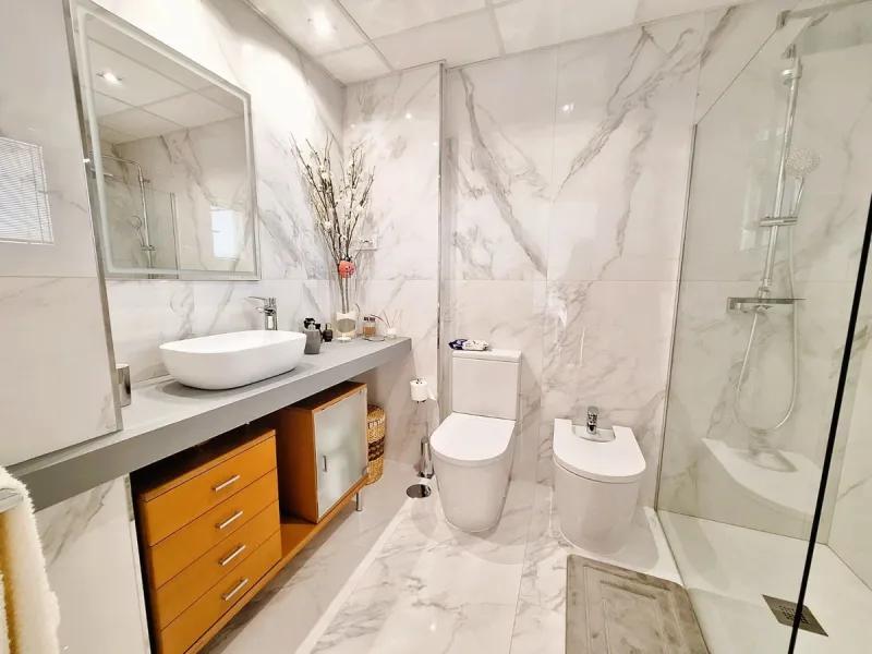 Beautiful property for sale in perfect condition in the Elviria area, close to the golf course and less than a 5-minute drive to the beach! Quiet, very residential urbanisation, ideal for permanent  residence. Duplex , is on the ground level but with high