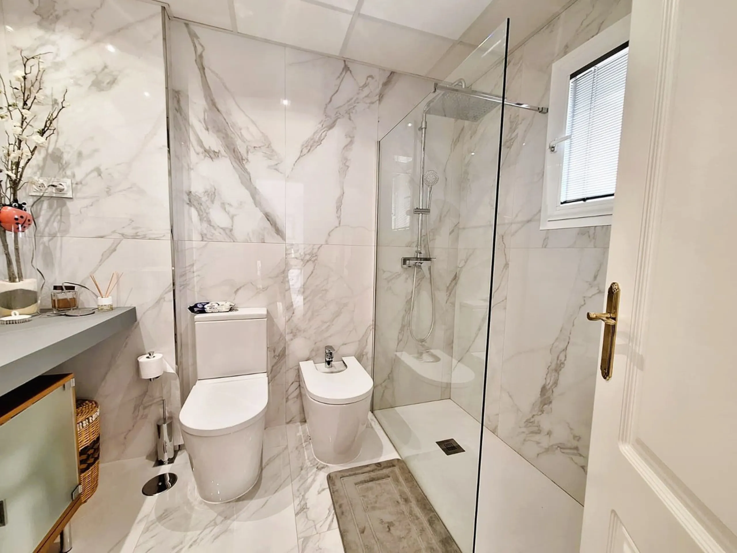 Beautiful property for sale in perfect condition in the Elviria area, close to the golf course and less than a 5-minute drive to the beach! Quiet, very residential urbanisation, ideal for permanent  residence. Duplex , is on the ground level but with high