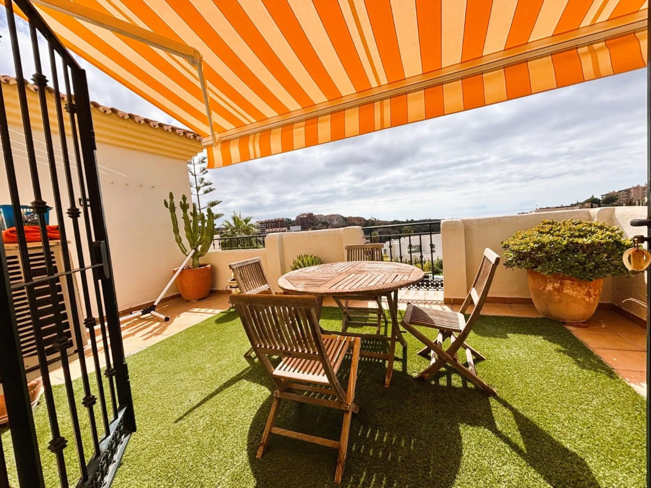 Beautiful property for sale in perfect condition in the Elviria area, close to the golf course and less than a 5-minute drive to the beach! Quiet, very residential urbanisation, ideal for permanent  residence. Duplex , is on the ground level but with high