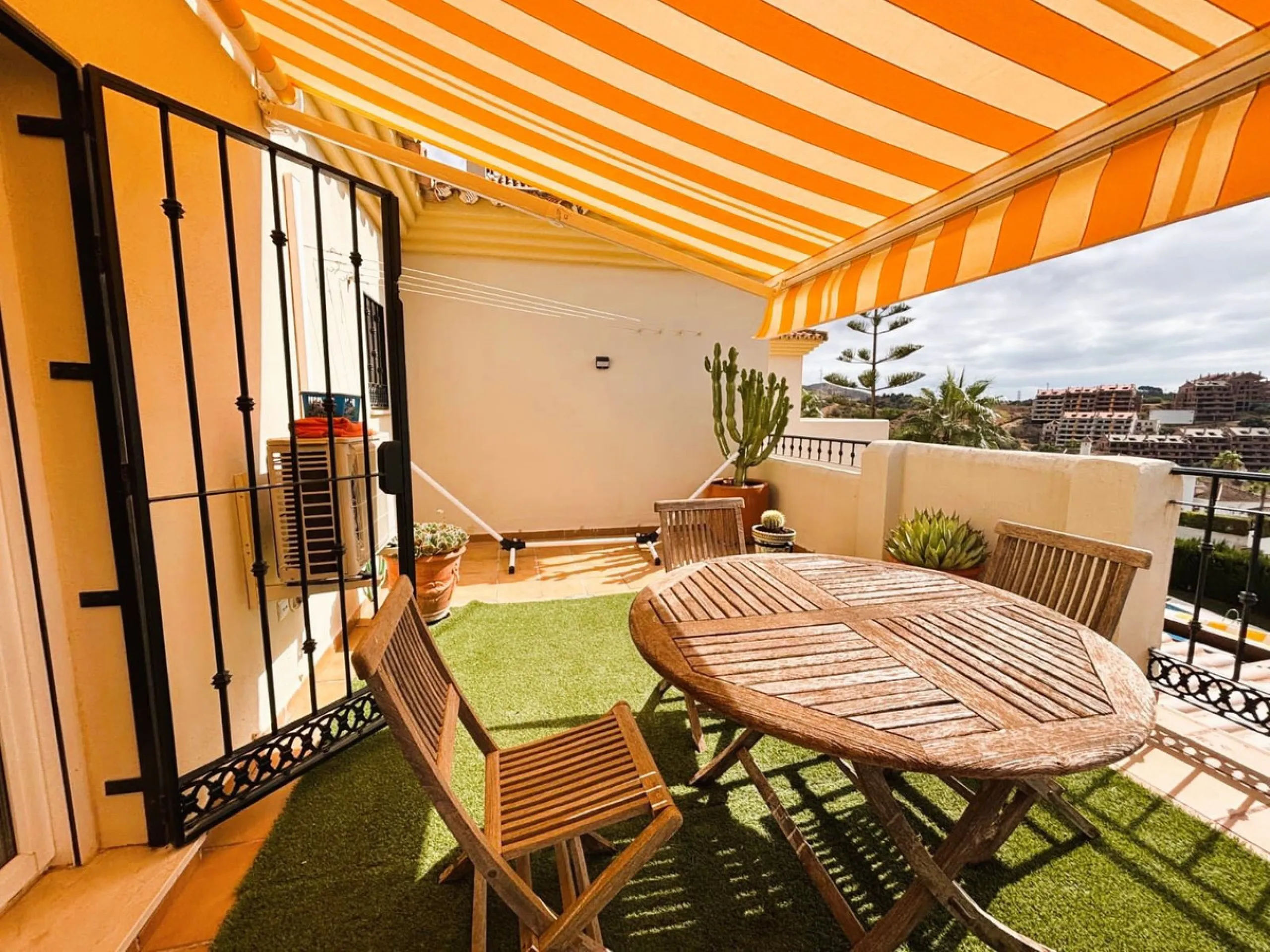 Beautiful property for sale in perfect condition in the Elviria area, close to the golf course and less than a 5-minute drive to the beach! Quiet, very residential urbanisation, ideal for permanent  residence. Duplex , is on the ground level but with high