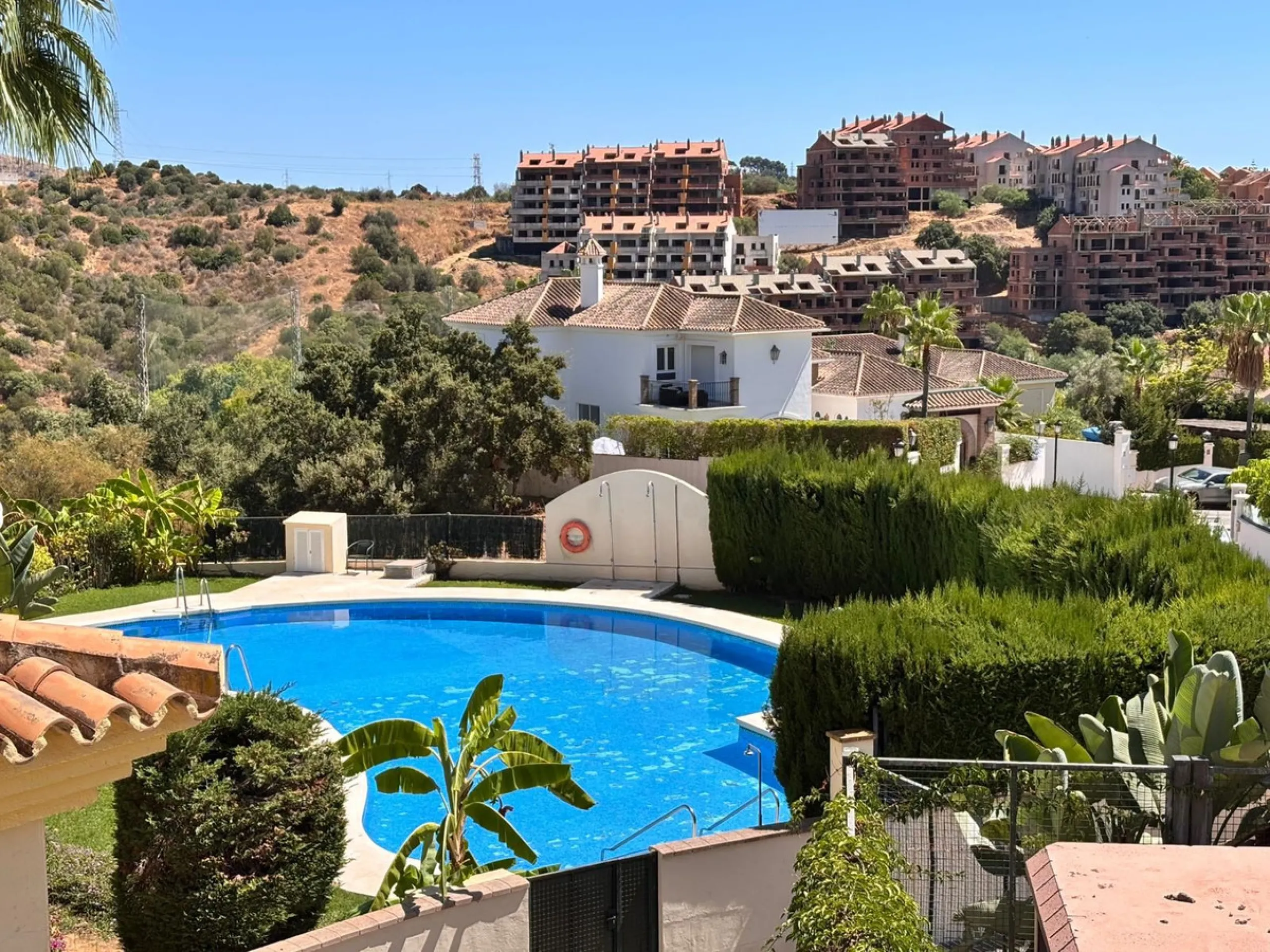 Beautiful property for sale in perfect condition in the Elviria area, close to the golf course and less than a 5-minute drive to the beach! Quiet, very residential urbanisation, ideal for permanent  residence. Duplex , is on the ground level but with high