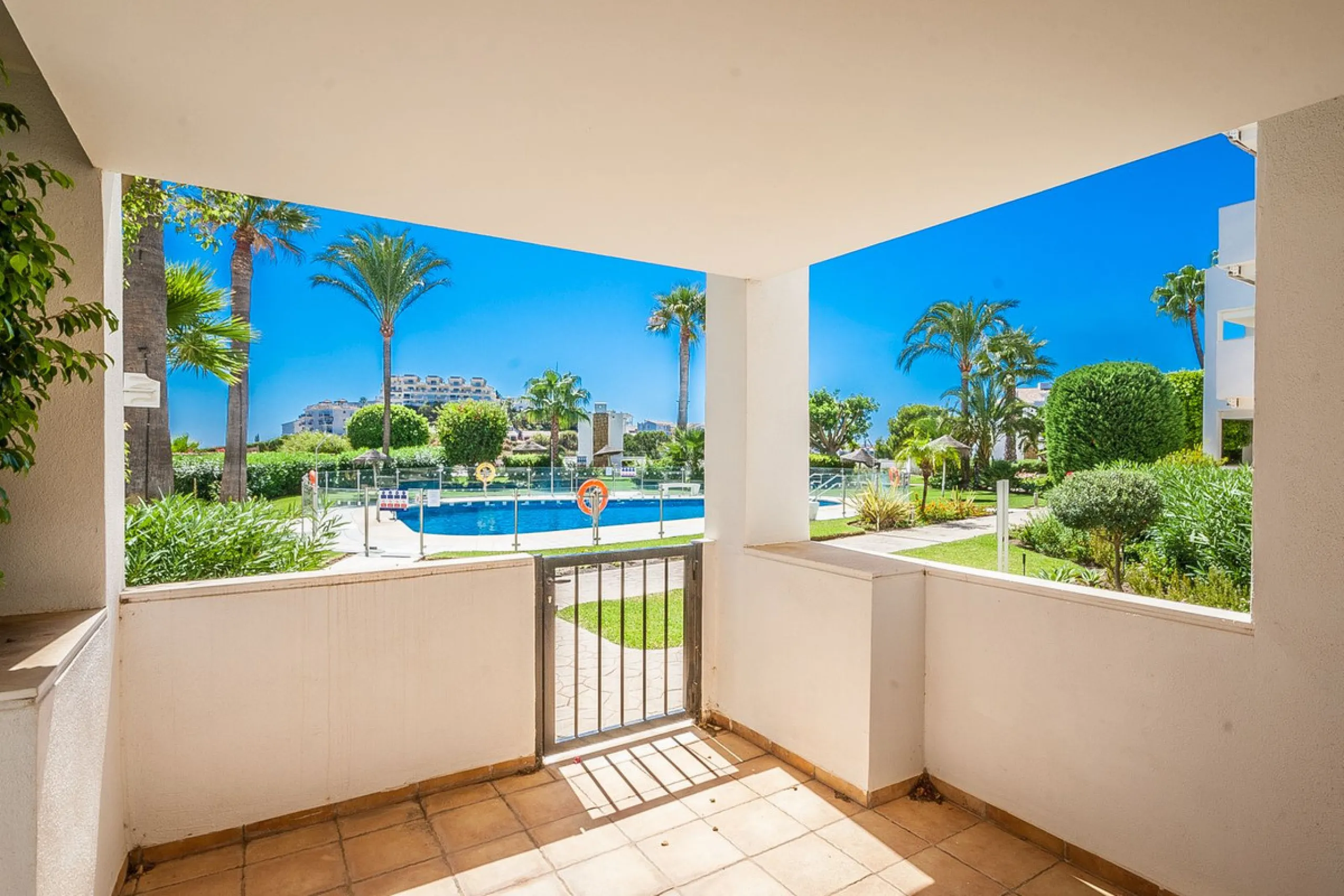 This spacious ground floor apartment in Riviera del Sol offers a perfect combination of comfort and convenience. The property features three bedrooms and three bathrooms, a bright and generous lounge dining area, and a fully fitted kitchen.