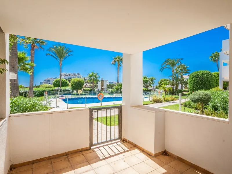 This spacious ground floor apartment in Riviera del Sol offers a perfect combination of comfort and convenience. The property features three bedrooms and three bathrooms, a bright and generous lounge dining area, and a fully fitted kitchen.