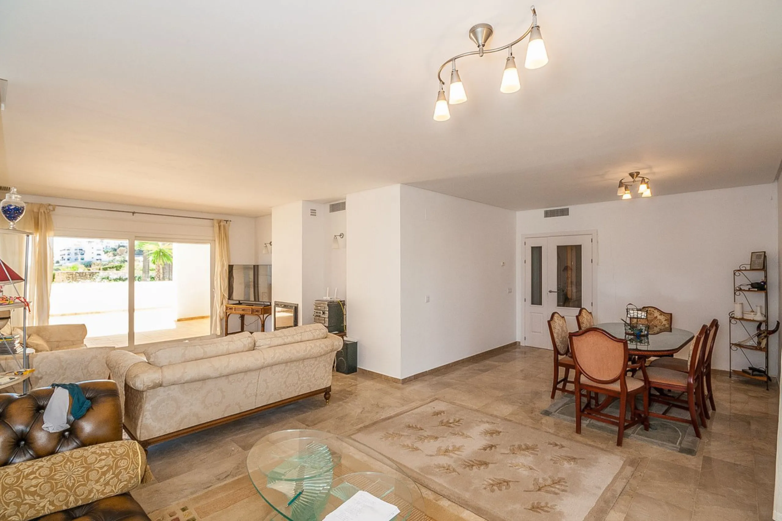 This spacious ground floor apartment in Riviera del Sol offers a perfect combination of comfort and convenience. The property features three bedrooms and three bathrooms, a bright and generous lounge dining area, and a fully fitted kitchen.
