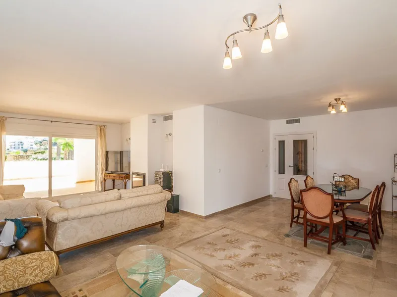 This spacious ground floor apartment in Riviera del Sol offers a perfect combination of comfort and convenience. The property features three bedrooms and three bathrooms, a bright and generous lounge dining area, and a fully fitted kitchen.